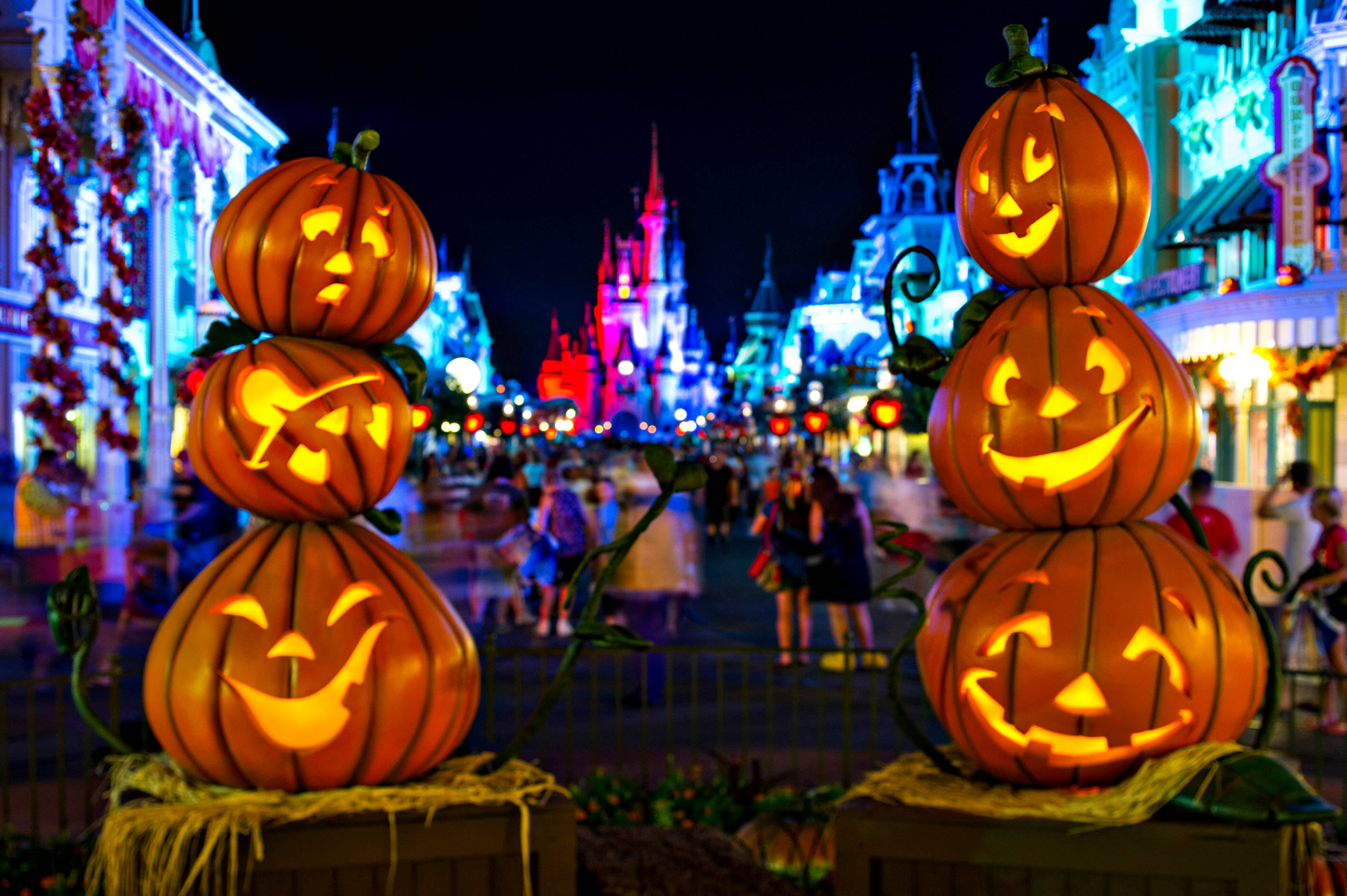 Disney Halloween, jack-o'-lanterns, festive Halloween night street, 2K Desktop Wallpaper