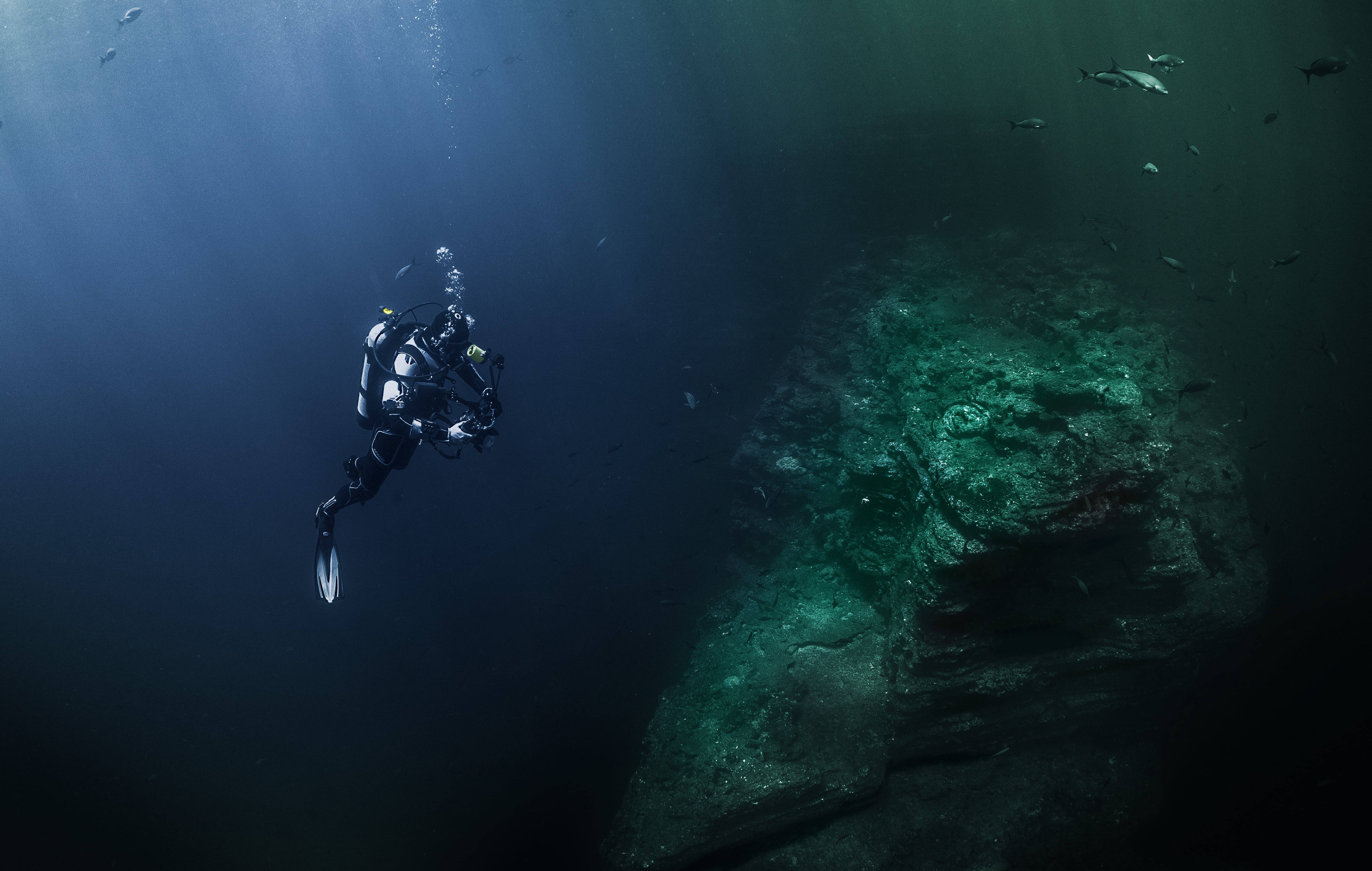 scuba diving, underwater rock cliff, sunlit underwater ruin, 4K Desktop Wallpaper