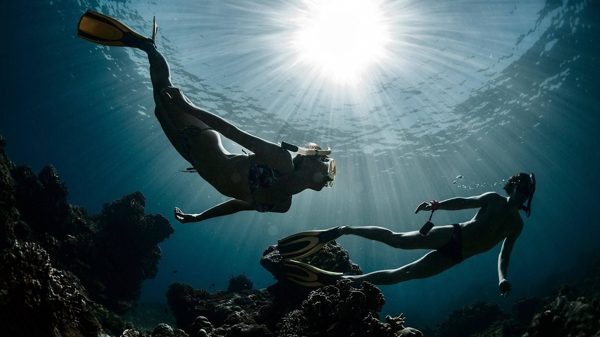 diving couple, coral reefs, sunlight beams, Full HD Desktop Wallpaper