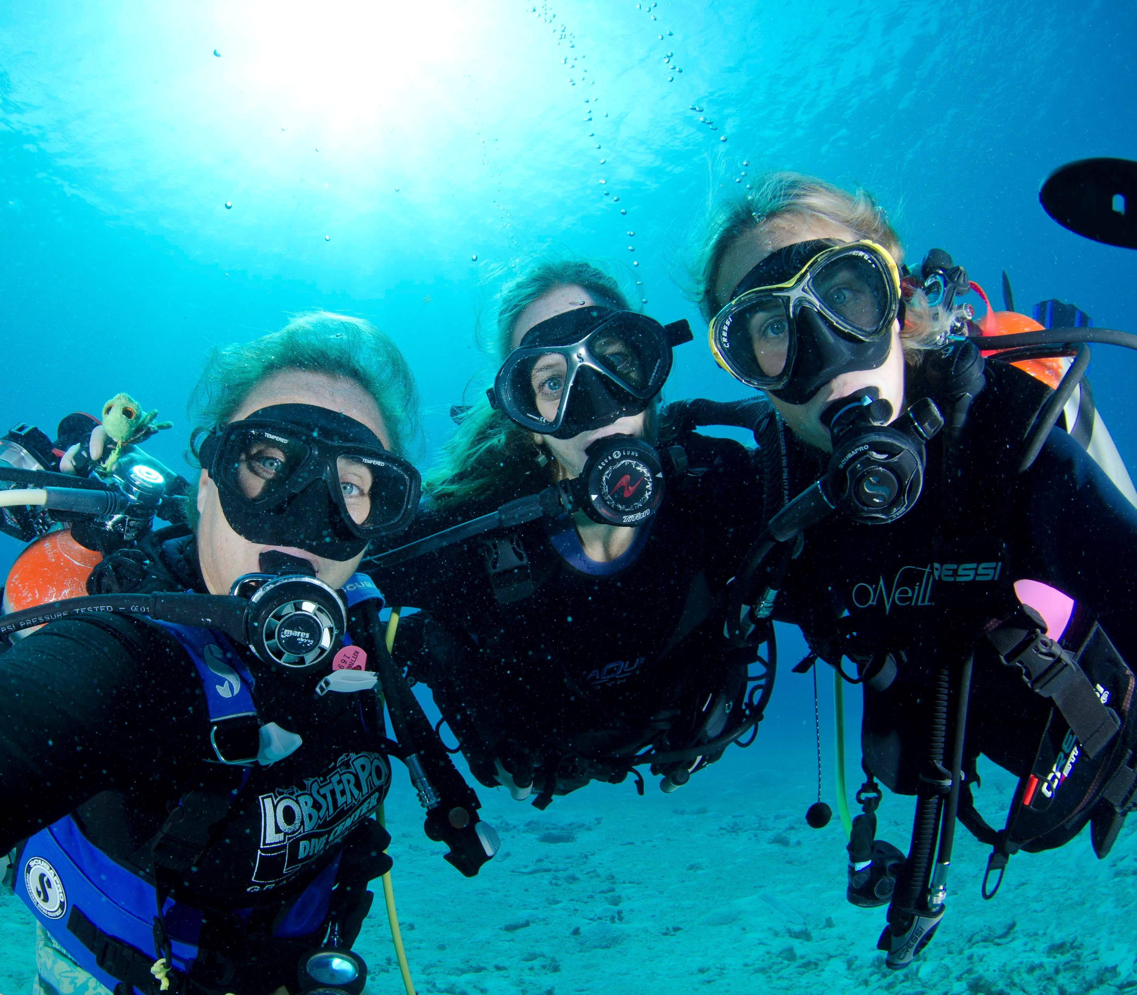 scuba diving, female divers, full gear, 2K Desktop Wallpaper