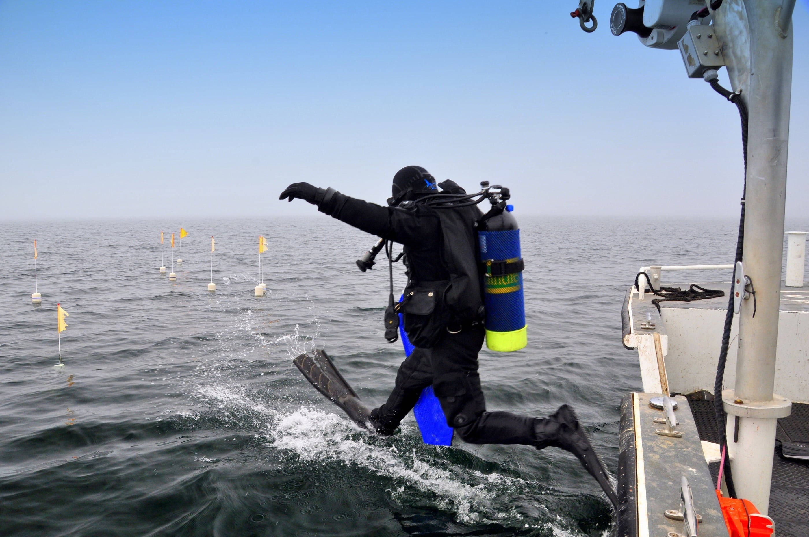 scuba diver, full gear, boat, 2K Desktop Wallpaper