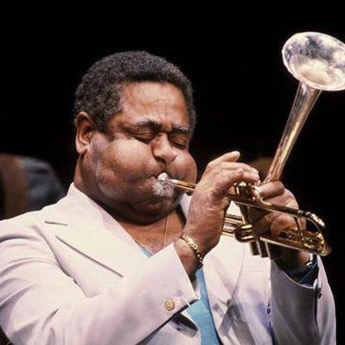 Dizzy Gillespie, golden trumpet, stage lights, SD Desktop Wallpaper