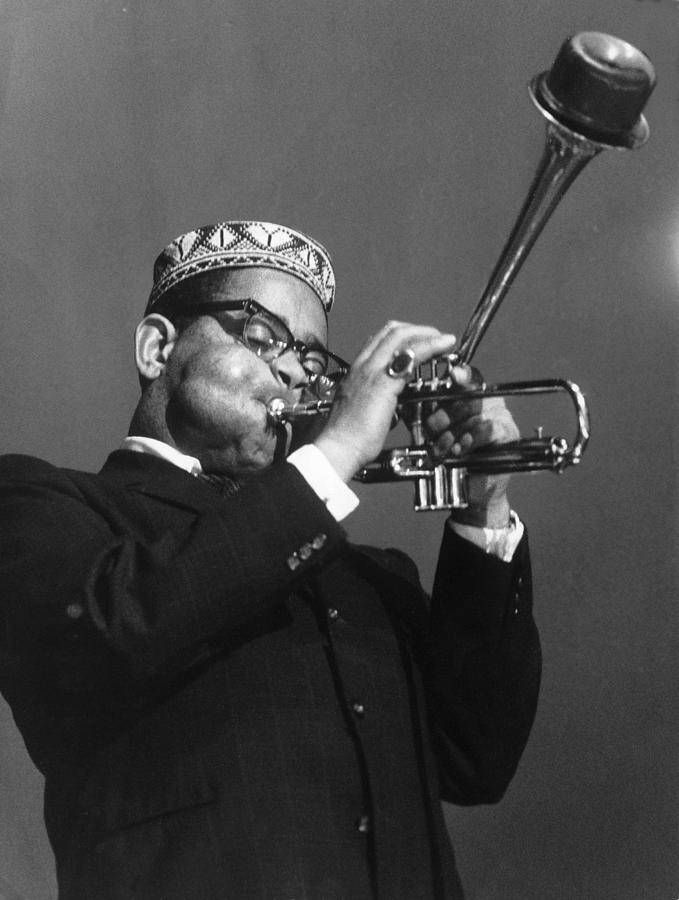 Dizzy Gillespie, jazz trumpeter, patterned cap, SD Phone Wallpaper