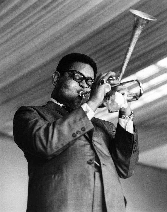 Dizzy Gillespie, trumpet, black and white photo, SD Phone Wallpaper