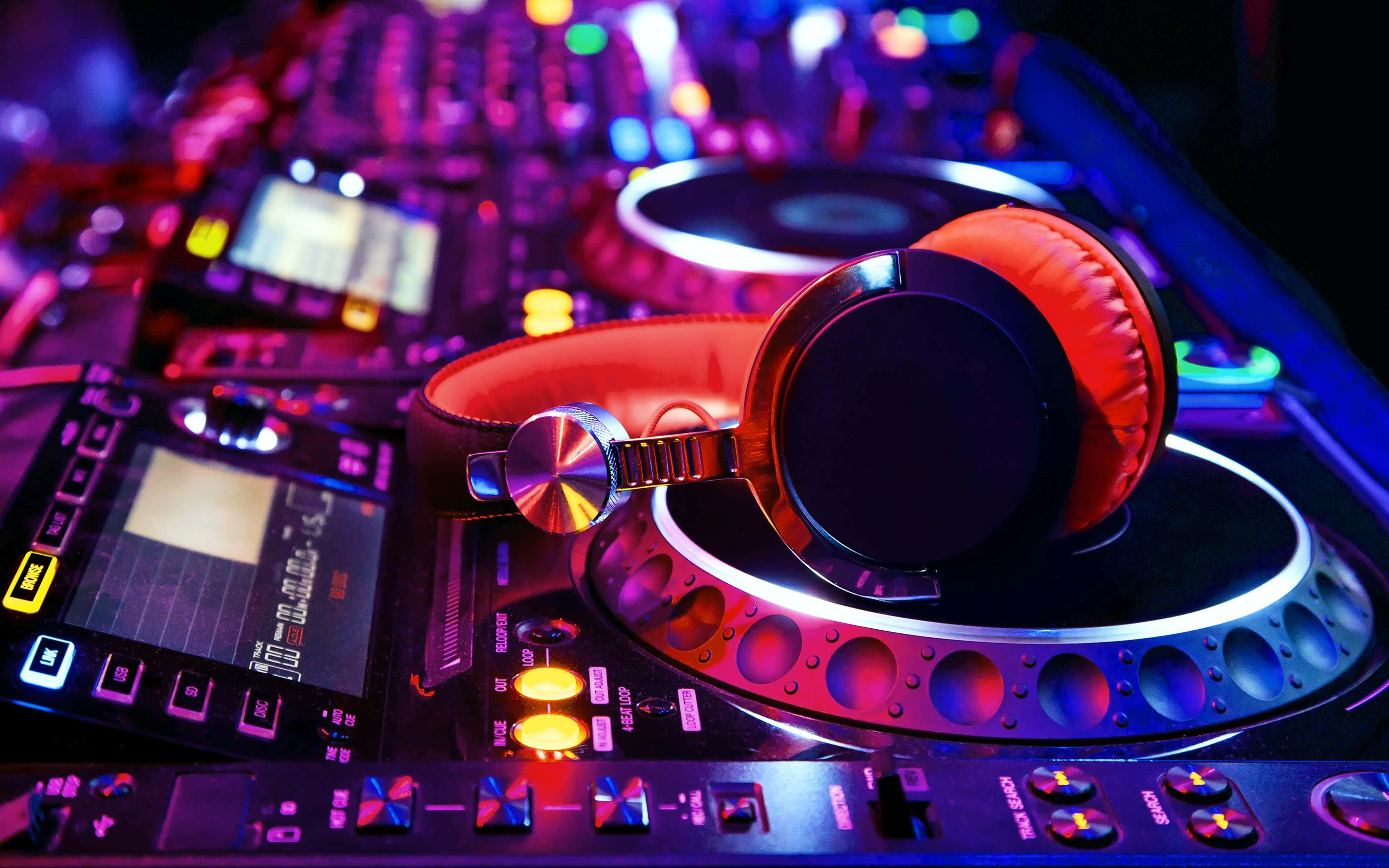 D J Headphoneson Mixer Deck, red headphones, glowing DJ turntable, 5K Desktop Wallpaper