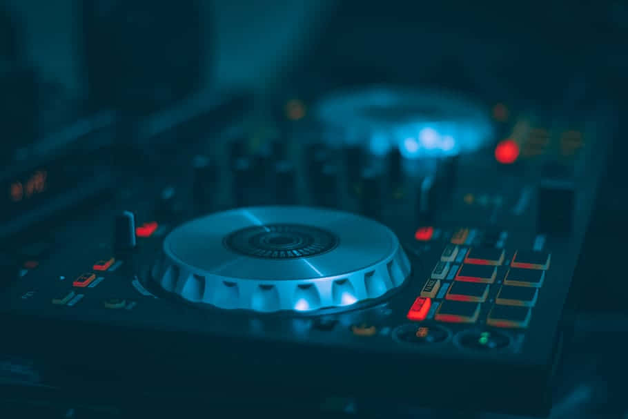 D J Mixer Console, blue lighting, red lights, SD Desktop Wallpaper
