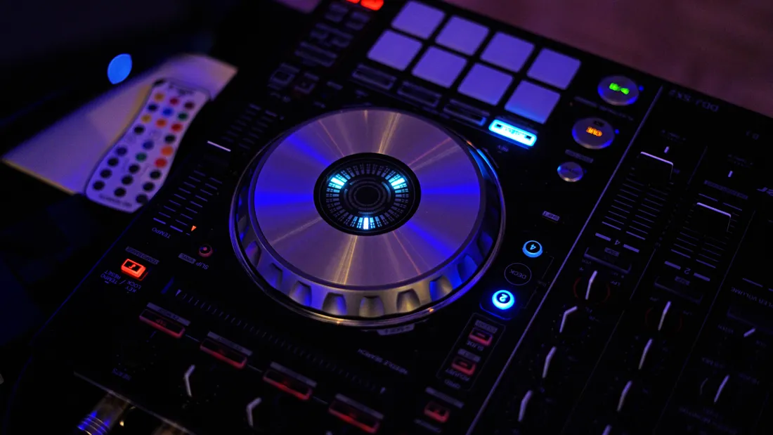 DJ
