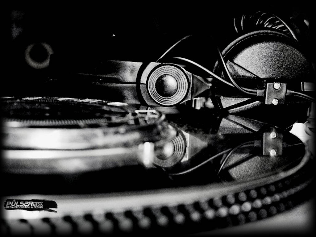 DJ, turntable, headphones, SD Desktop Wallpaper