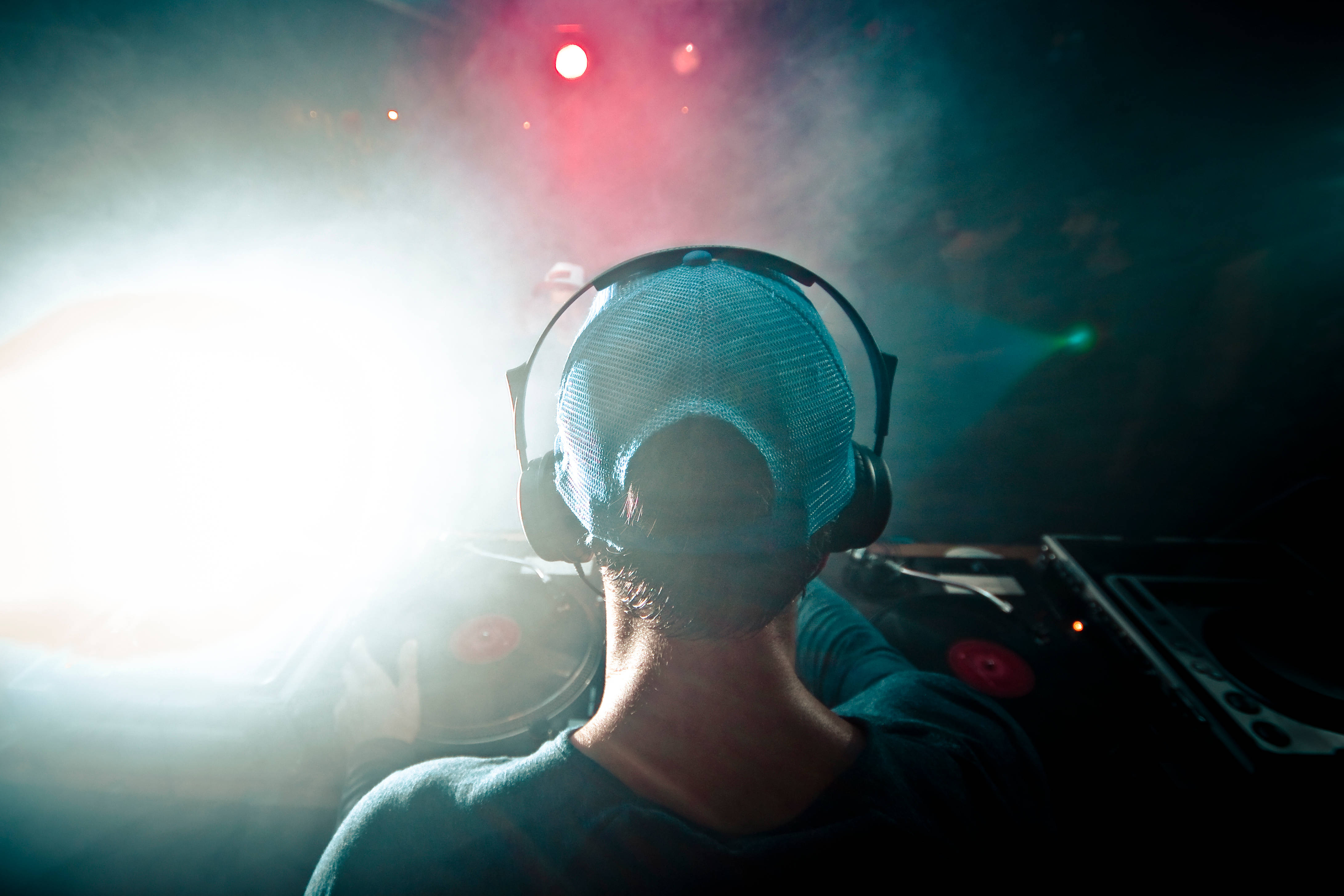 DJ, headphones, smoke, 4K Desktop Wallpaper