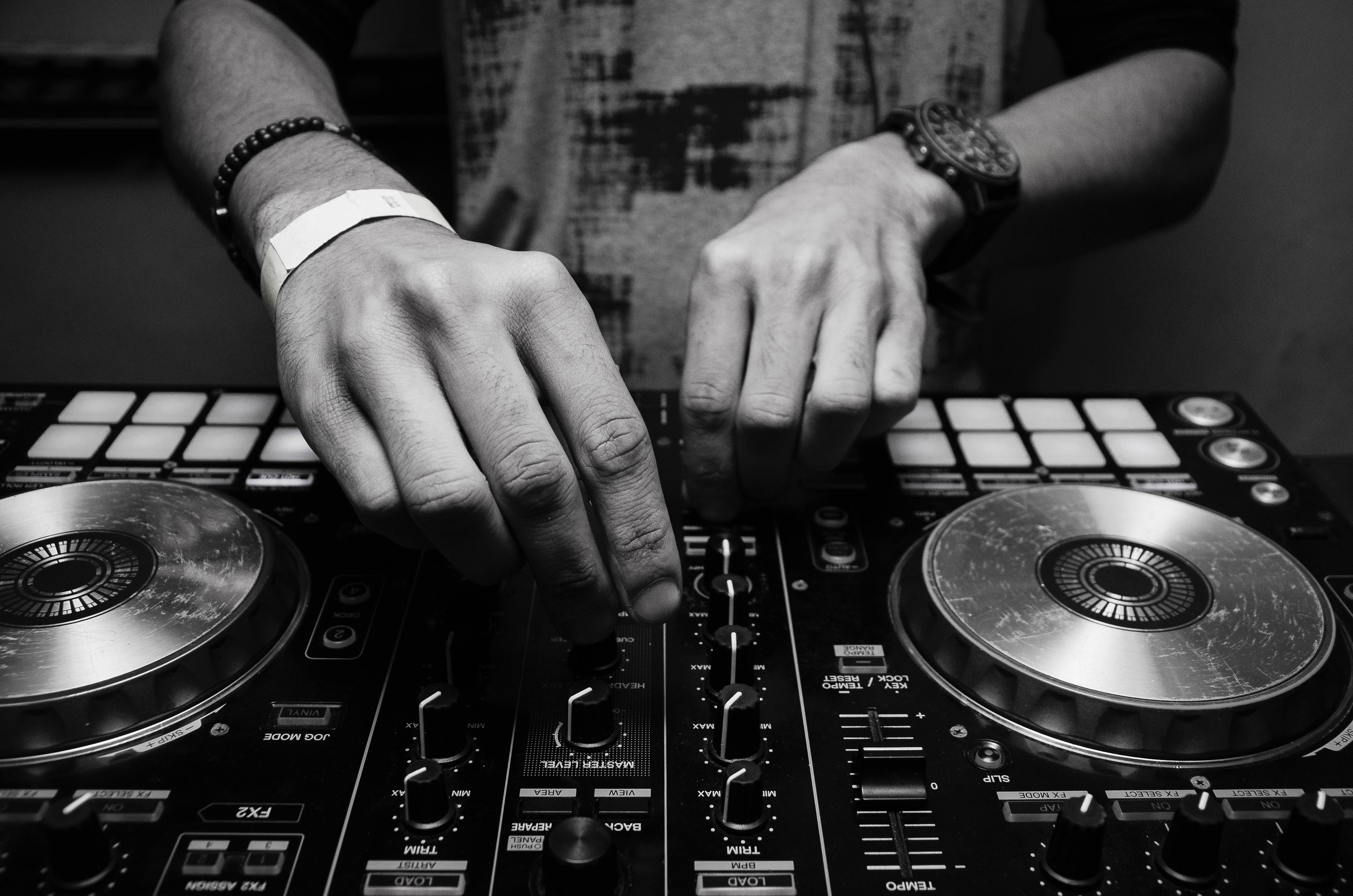 DJ, hands, knobs, 4K Desktop Wallpaper