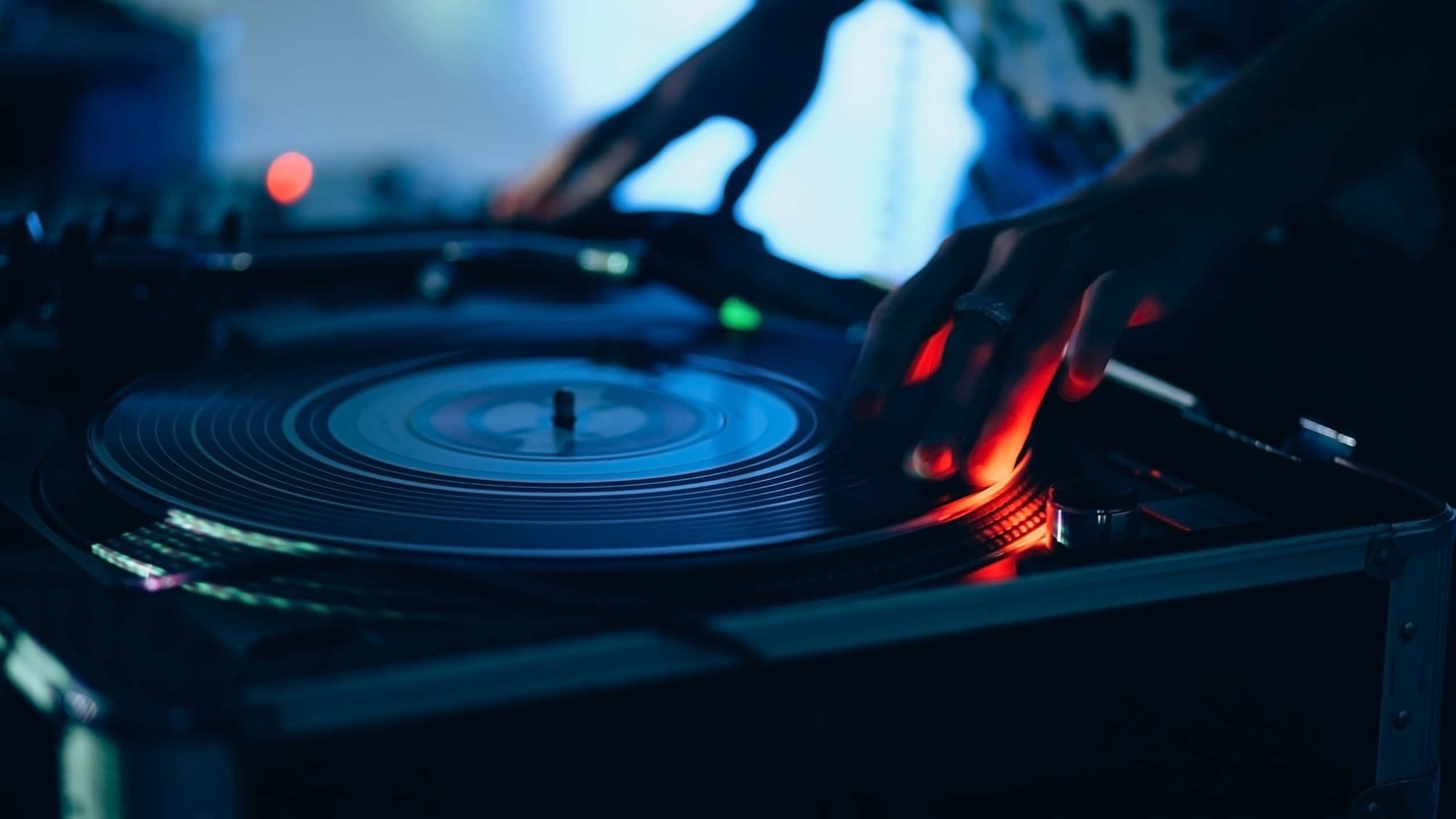 DJ, vinyl record, turntable, 2K Desktop Wallpaper