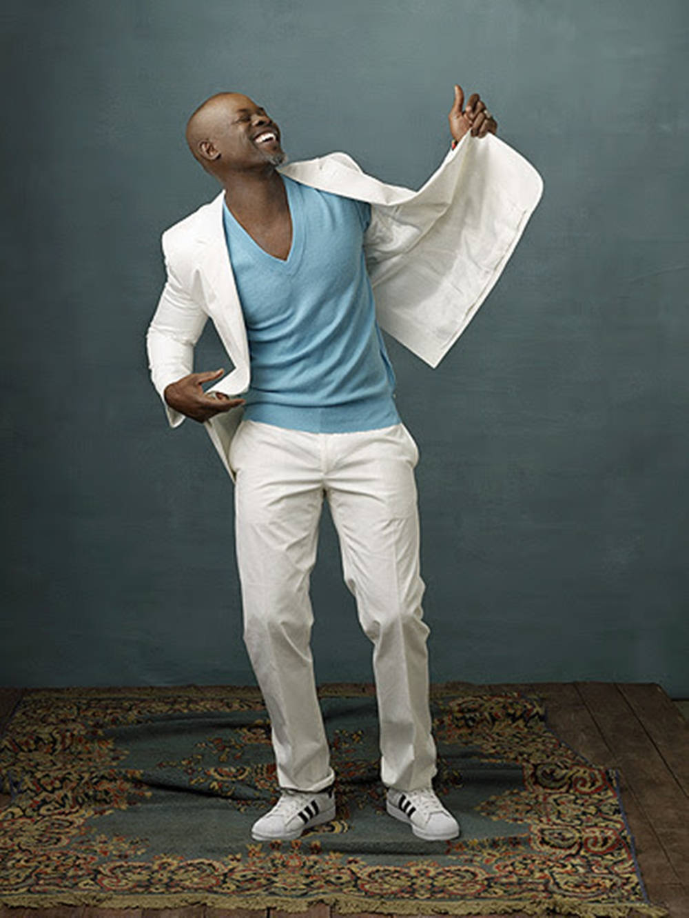 Djimon Hounsou, blue sweater, white suit, HD Phone Wallpaper