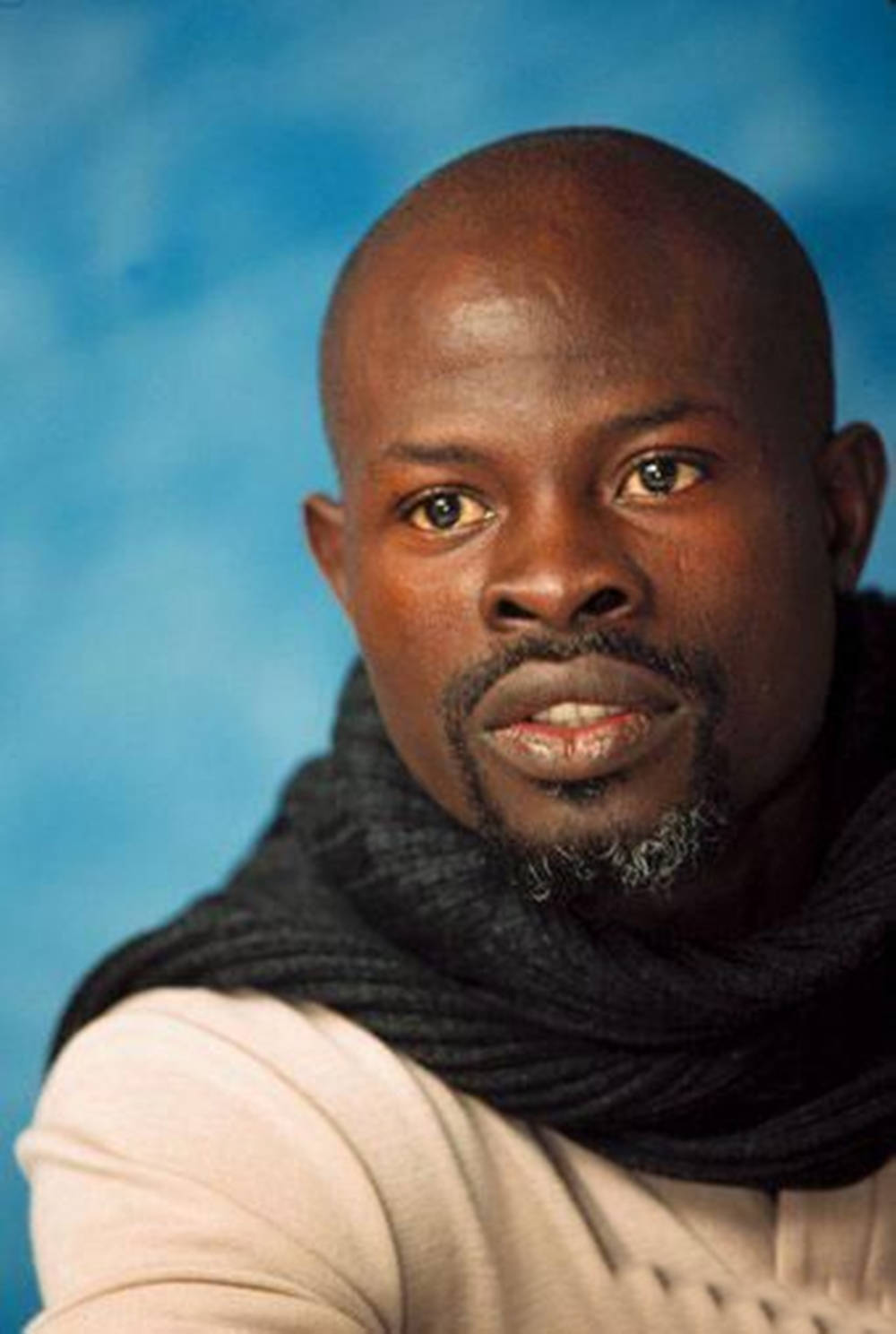 Djimon Hounsou, black scarf, blue studio background, HD Phone Wallpaper