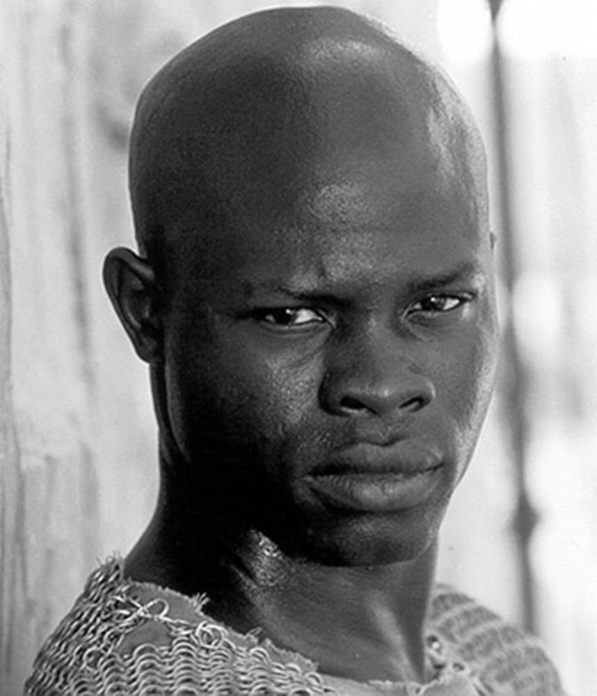 Djimon Hounsou, bald man, chainmail, SD Phone Wallpaper
