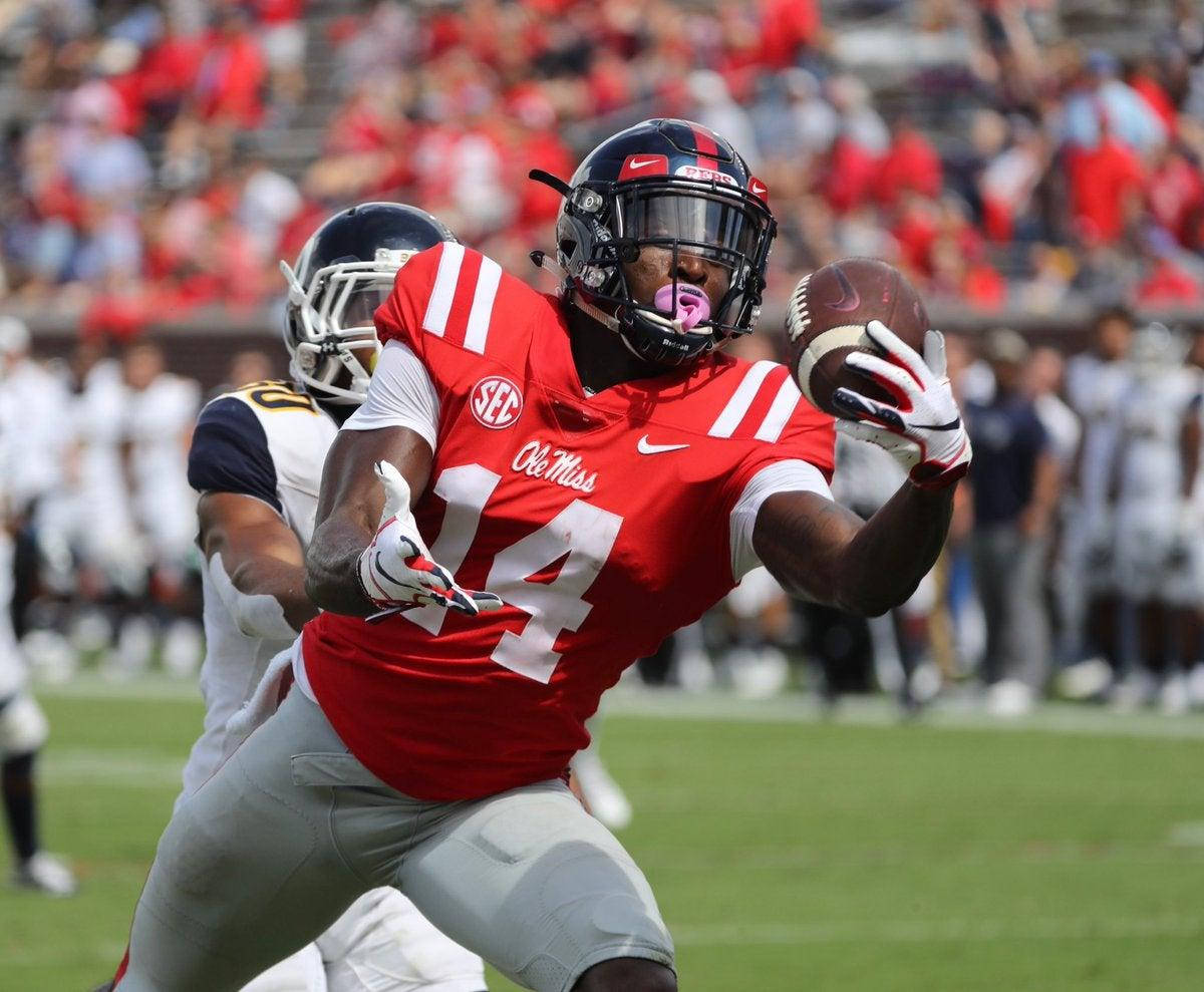DK Metcalf, red jersey, number 14, SD Desktop Wallpaper