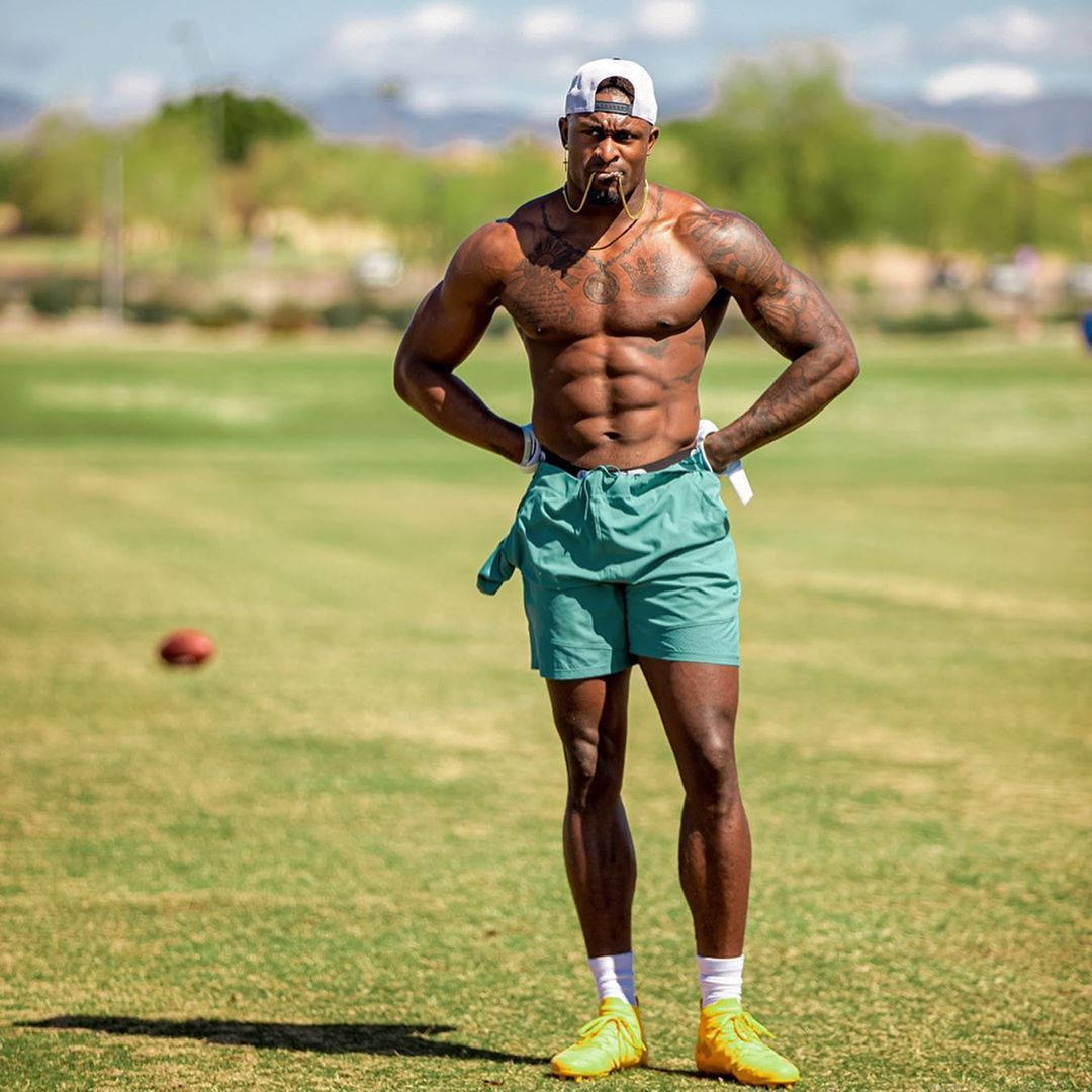 D.K. Metcalf, teal shorts, bright yellow shoes, SD Desktop Wallpaper