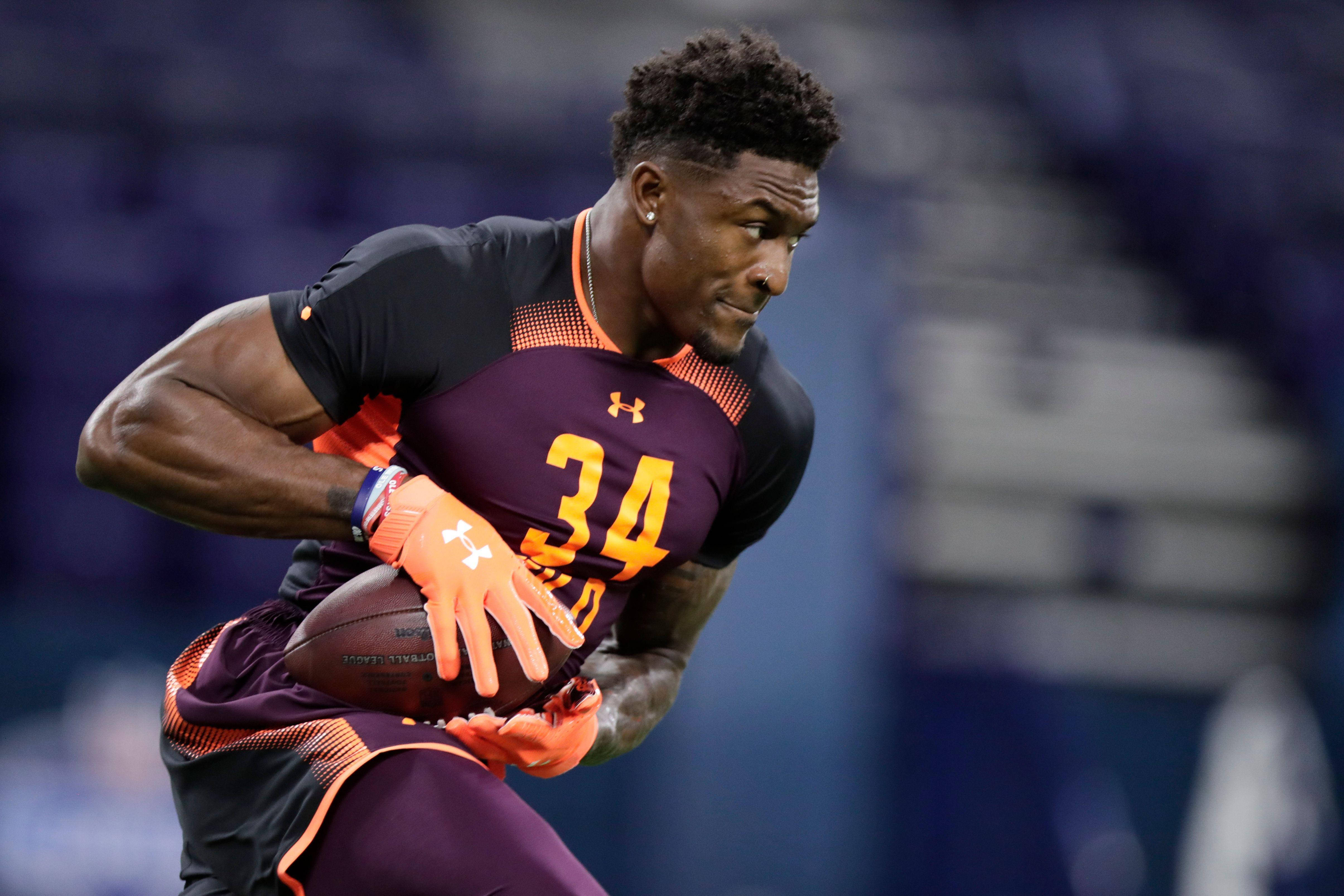 DK Metcalf, maroon and orange uniform, running stance, 4K Desktop Wallpaper