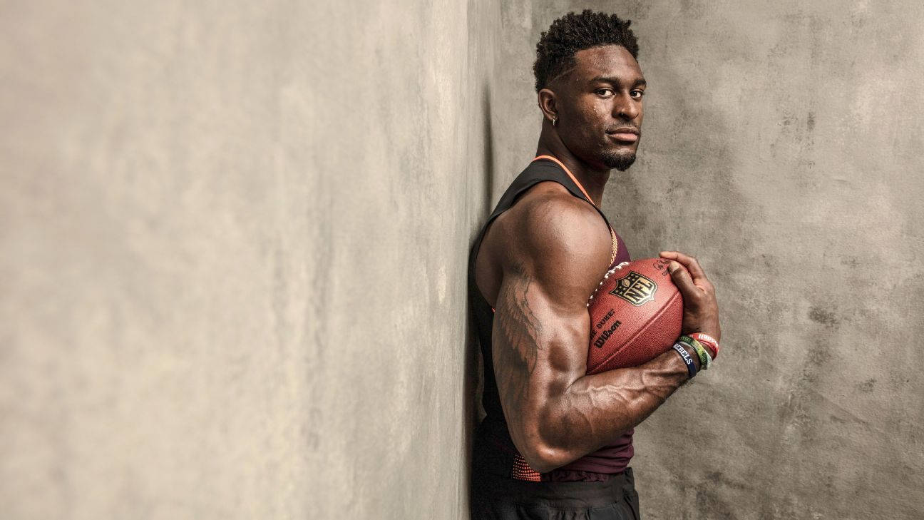 DK Metcalf, muscular arms, concrete wall, HD Desktop Wallpaper