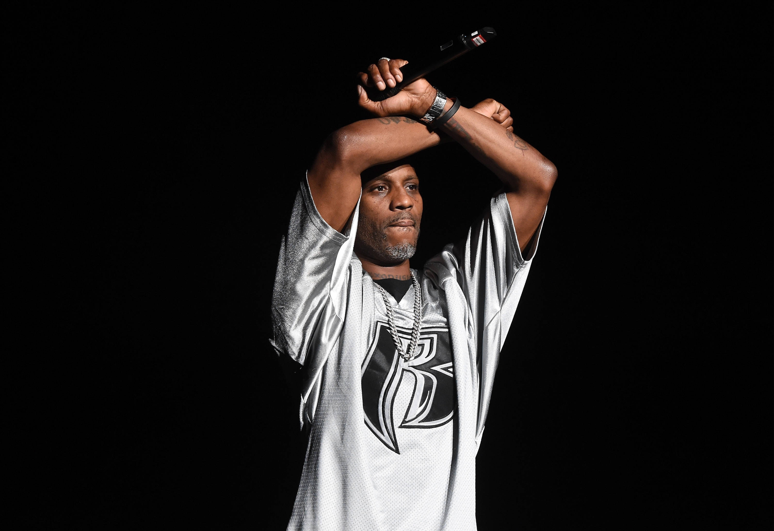 DMX, silver jersey, microphone, 2K Desktop Wallpaper