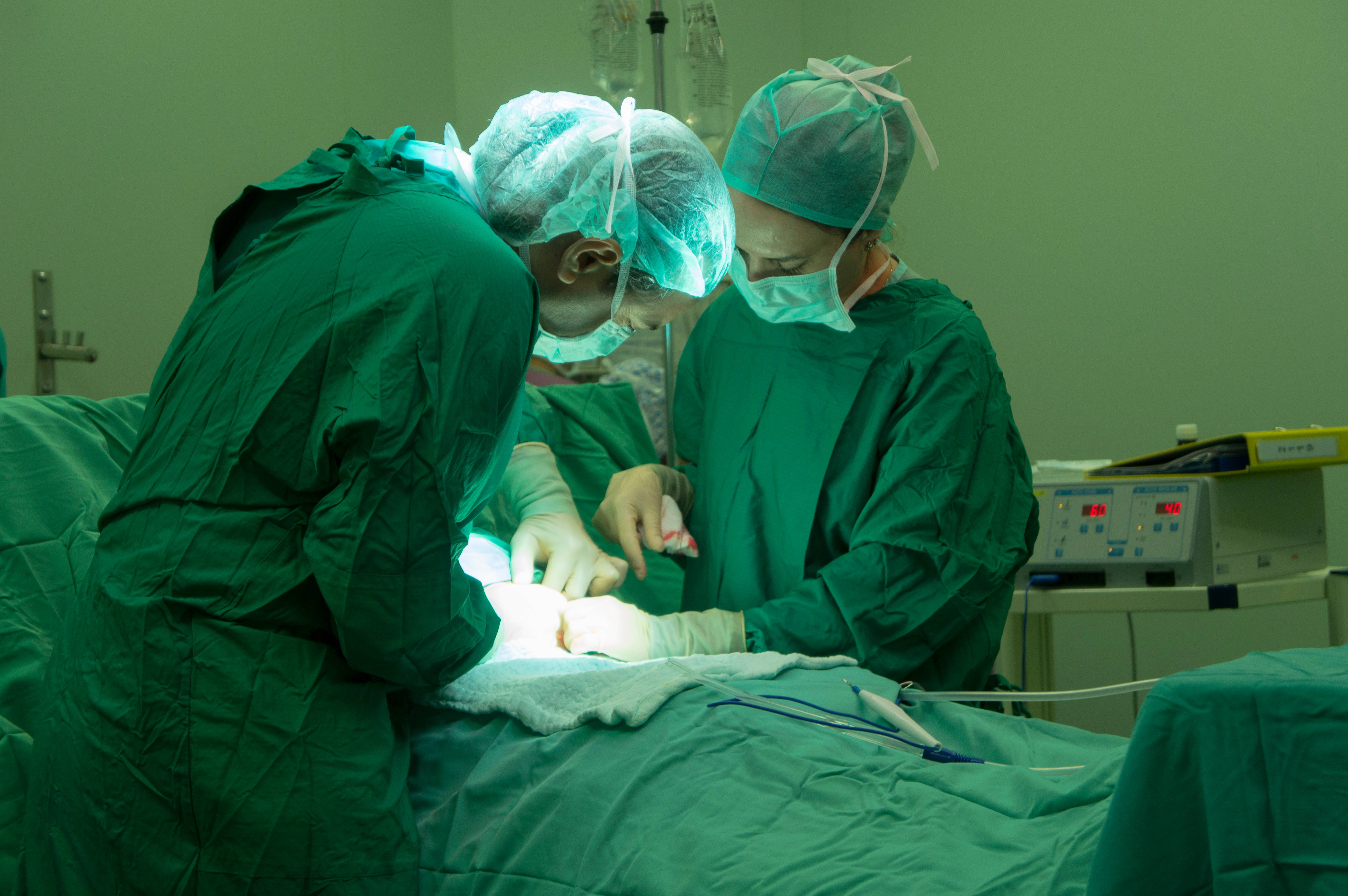 green scrubs, surgical lights, sterile operating room, 4K Desktop Wallpaper