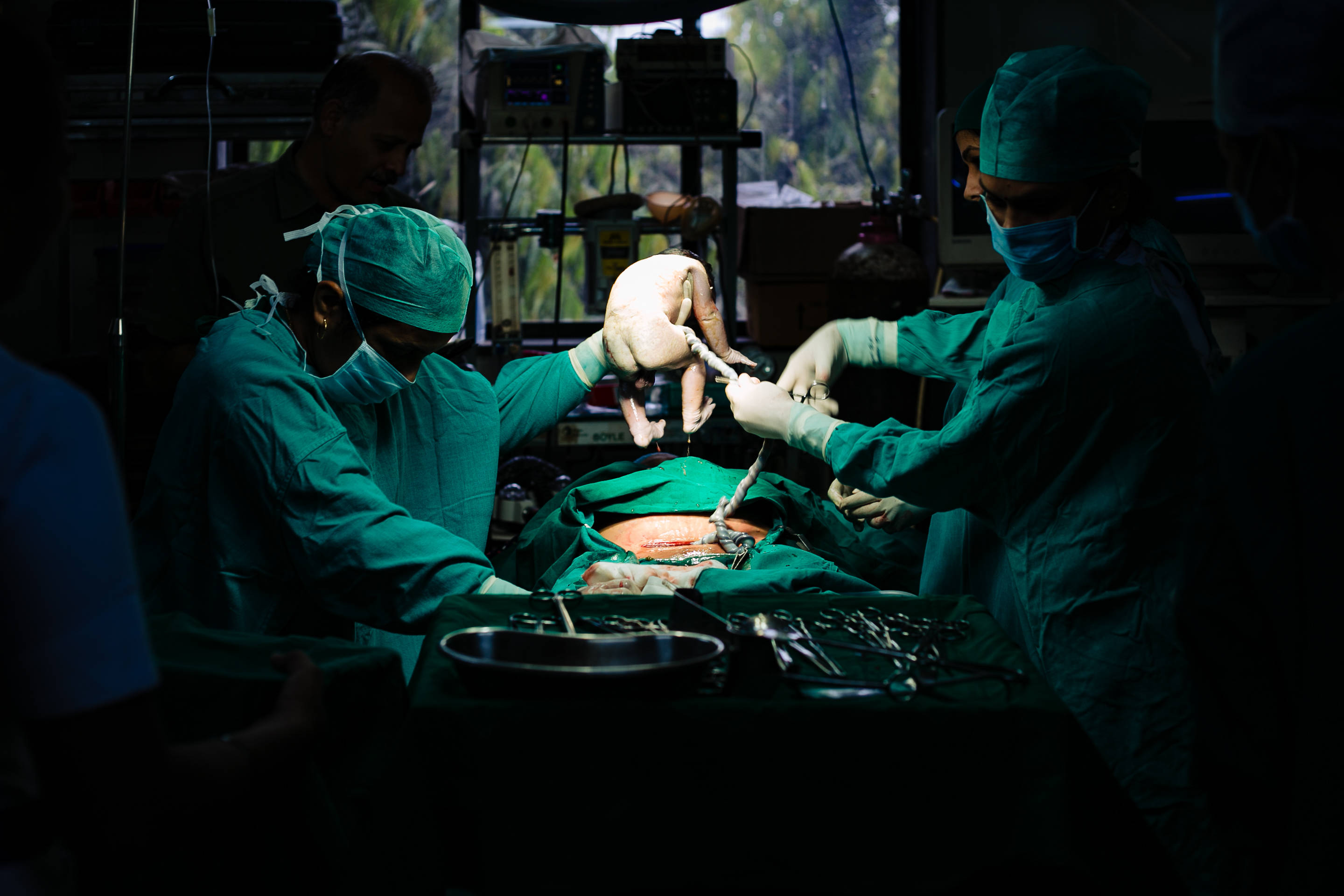 Doctors, green scrubs, cesarean section, 2K Desktop Wallpaper