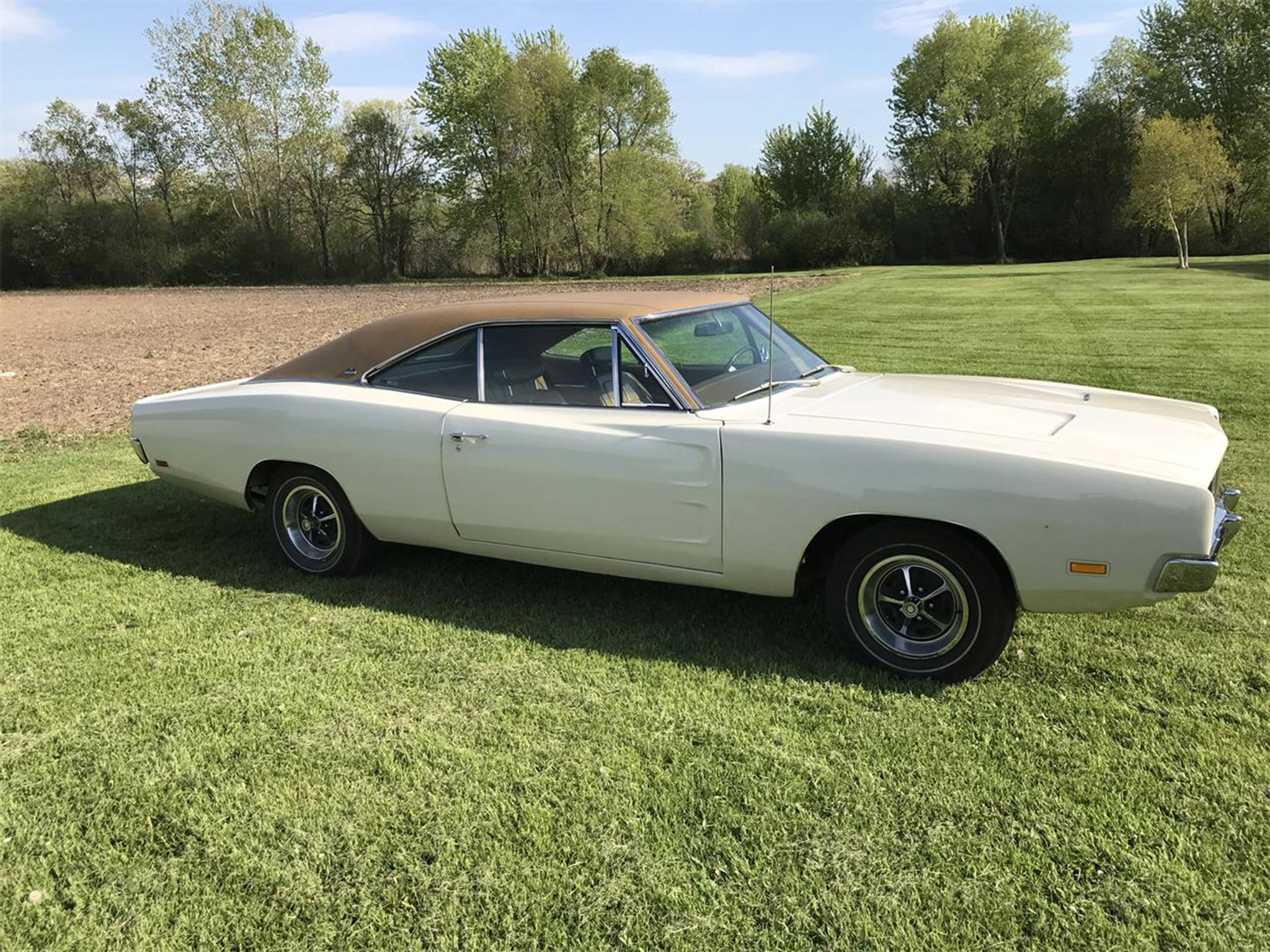 1969 Dodge Charger, white, brown vinyl roof, Full HD Desktop Wallpaper