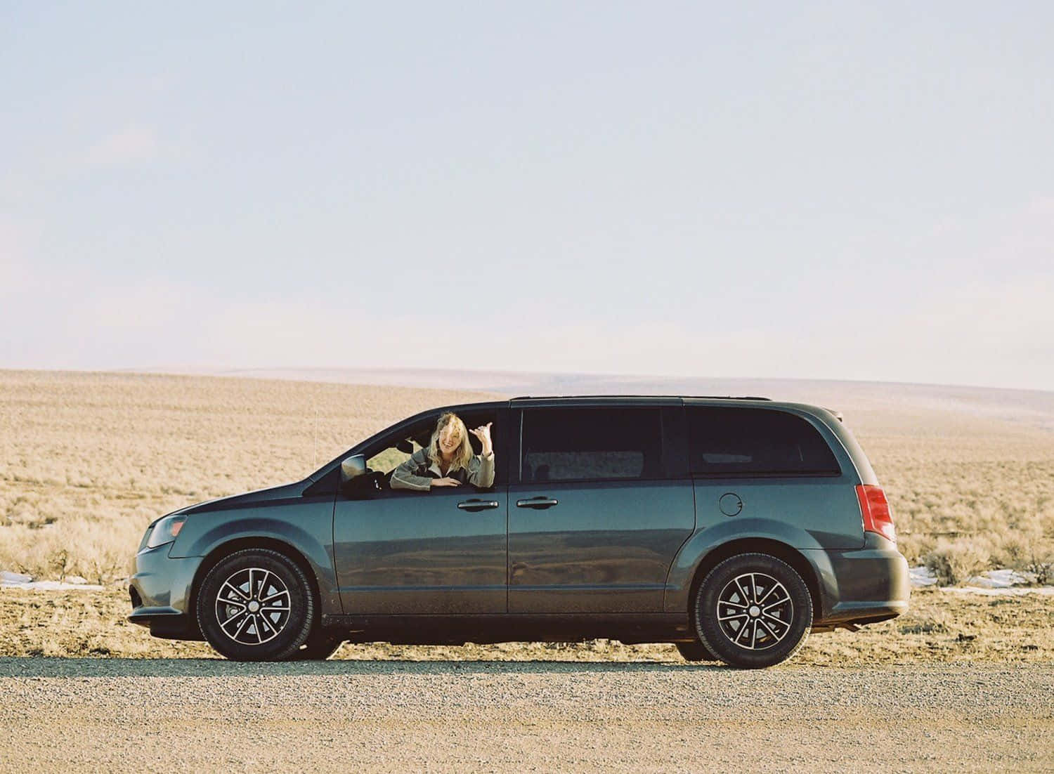 Dodge Grand Caravan, teal minivan, sunlit desert road, HD Desktop Wallpaper