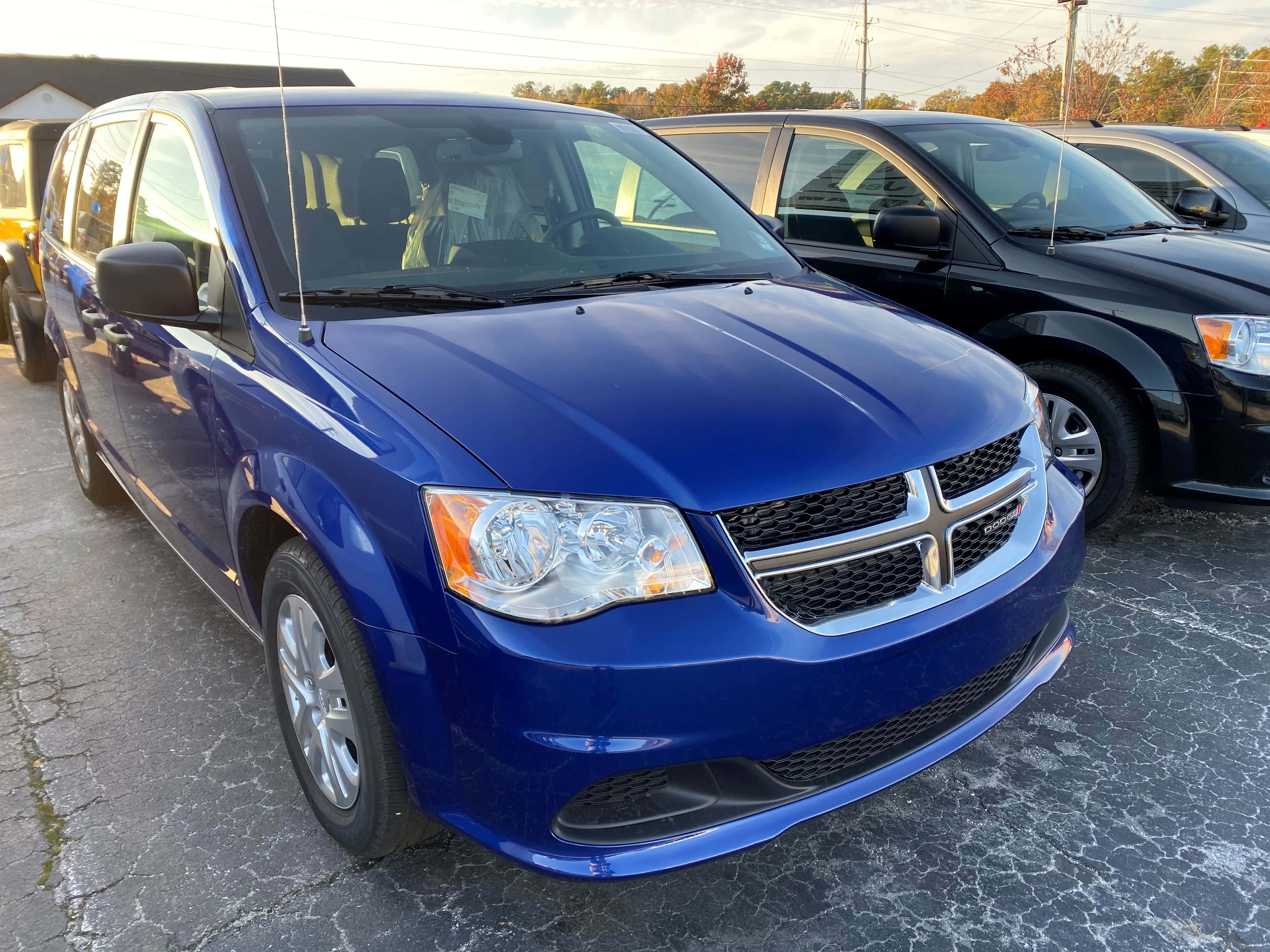 Dodge Grand Caravan, blue, shiny, 4K Desktop Wallpaper