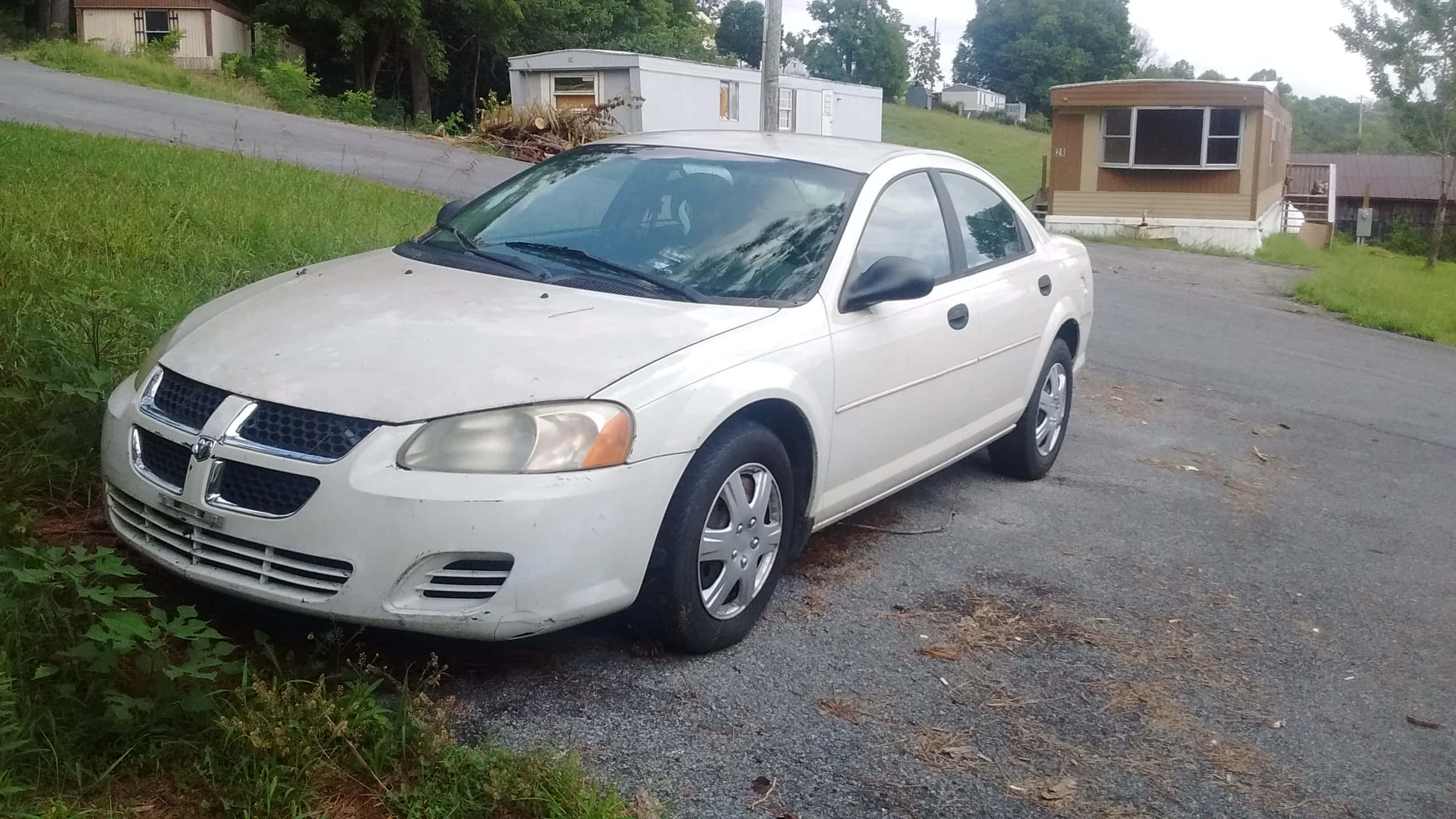 Dodge Stratus, white sedan, gravel driveway, 2K Desktop Wallpaper
