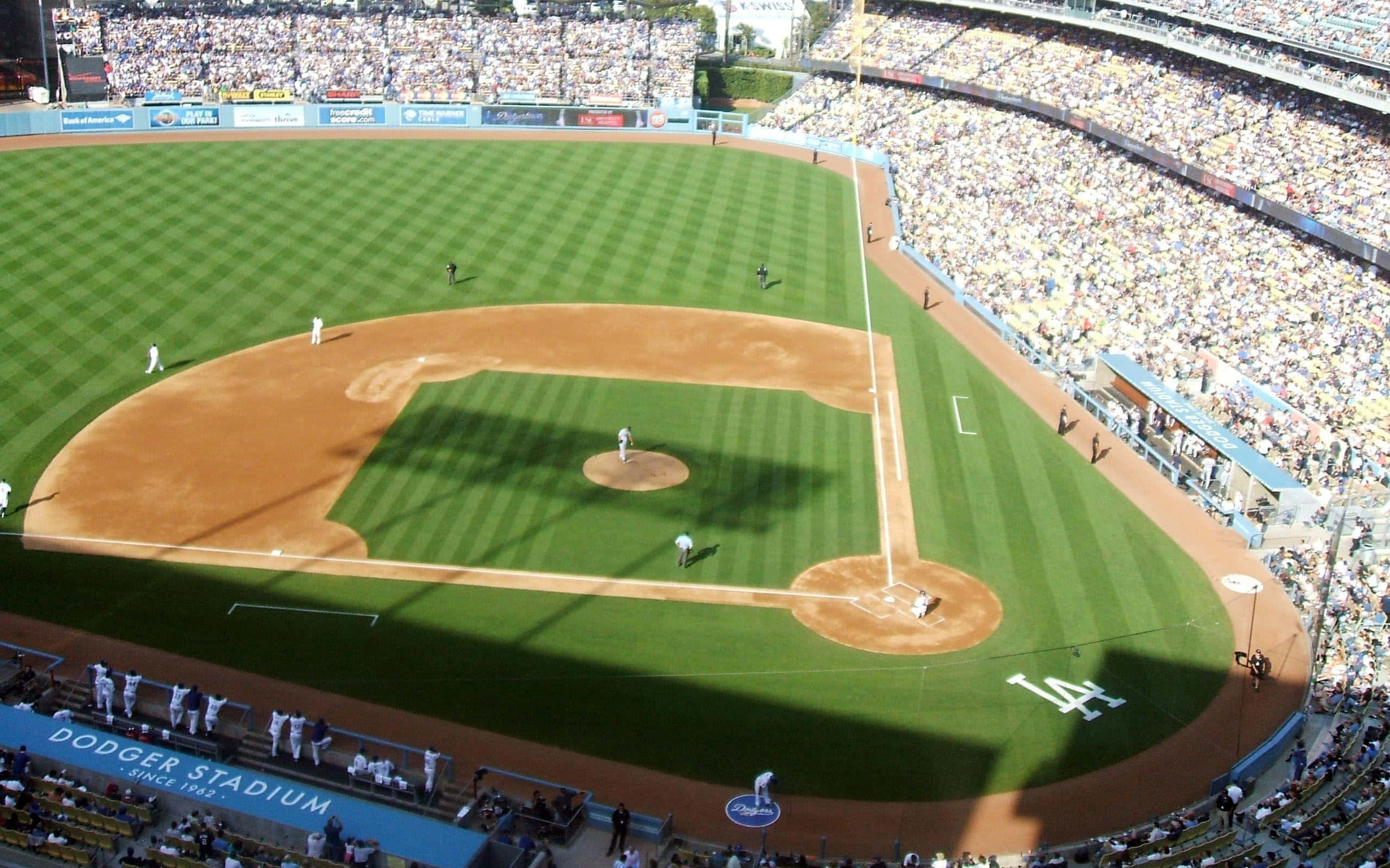 Dodger Stadium, green field, sunlit, 2K Desktop Wallpaper