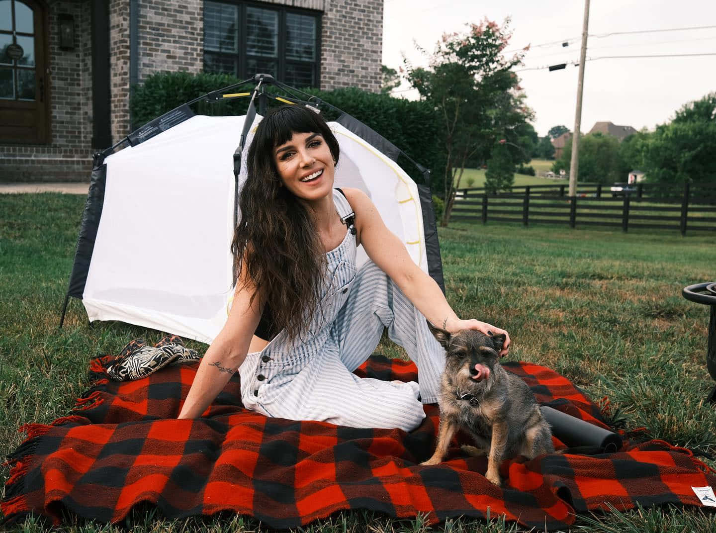 striped overalls, red plaid blanket, white photography umbrella, HD Desktop Wallpaper
