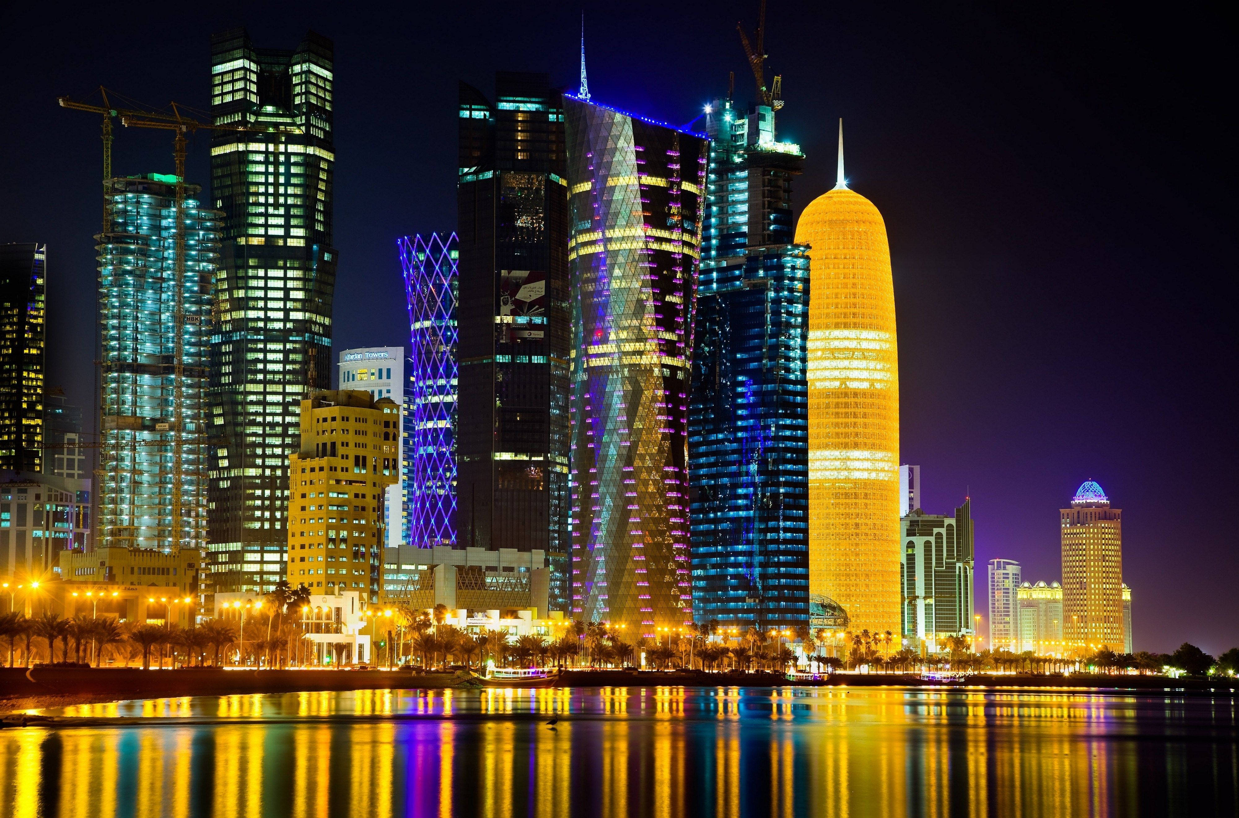 Doha, golden skyscraper, nighttime cityscape, 4K Desktop Wallpaper