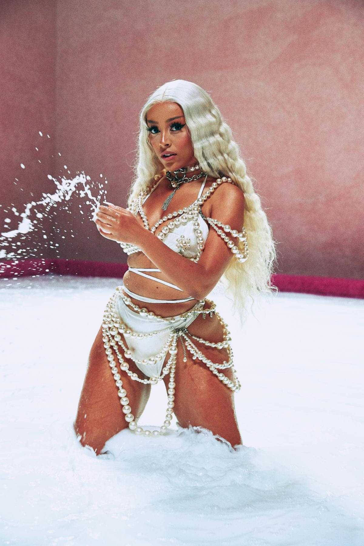 Doja Cat, milk bath, long blonde hair, HD Phone Wallpaper