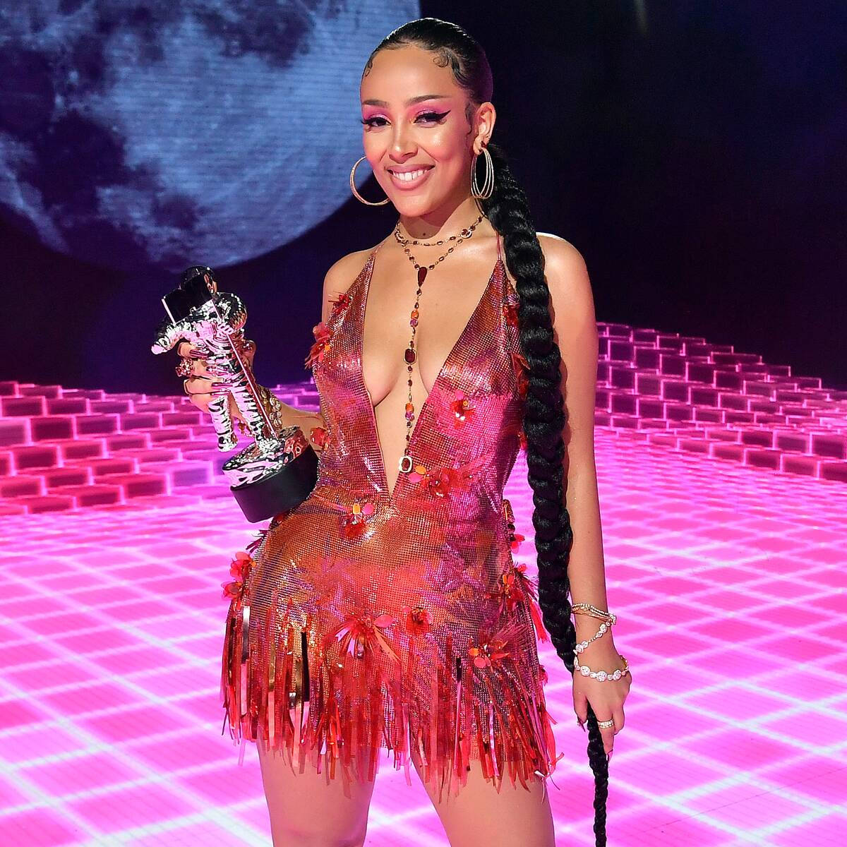 Doja Cat, pink fringed dress, vibrant pink grid stage, SD Desktop Wallpaper