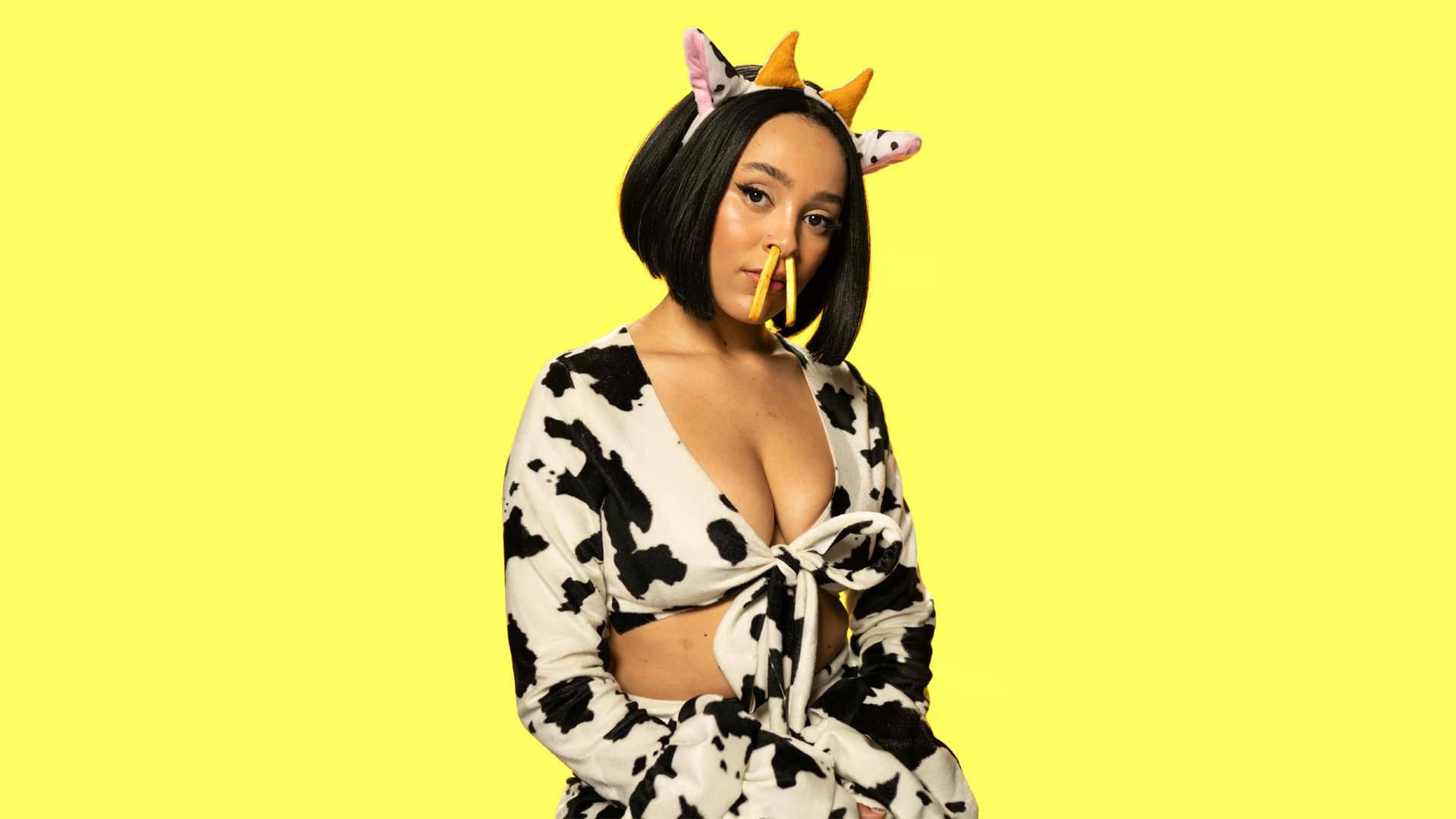 Doja Cat, cow print outfit, horn headband, Full HD Desktop Wallpaper