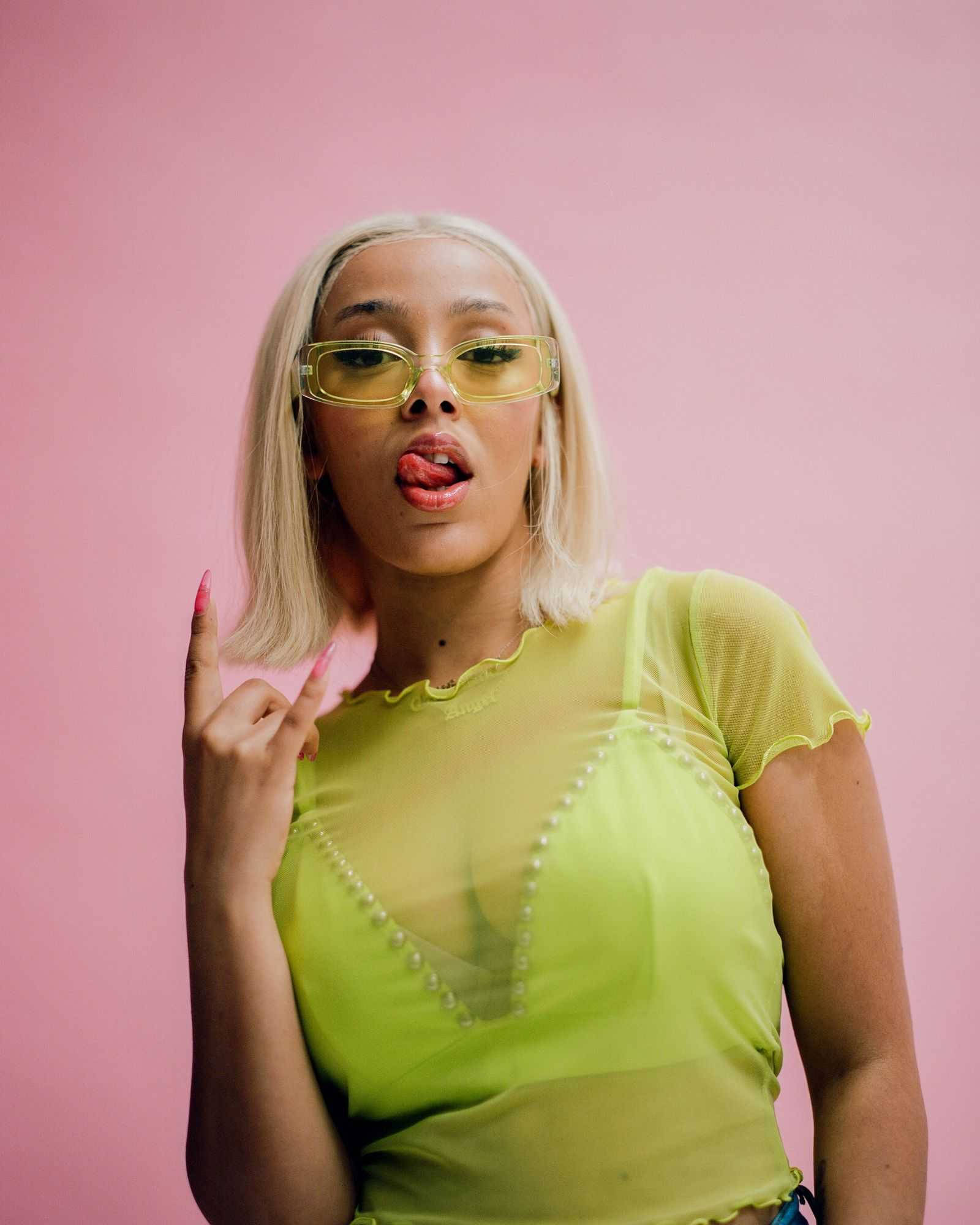 Doja Cat, lime top, blonde hair, Full HD Phone Wallpaper