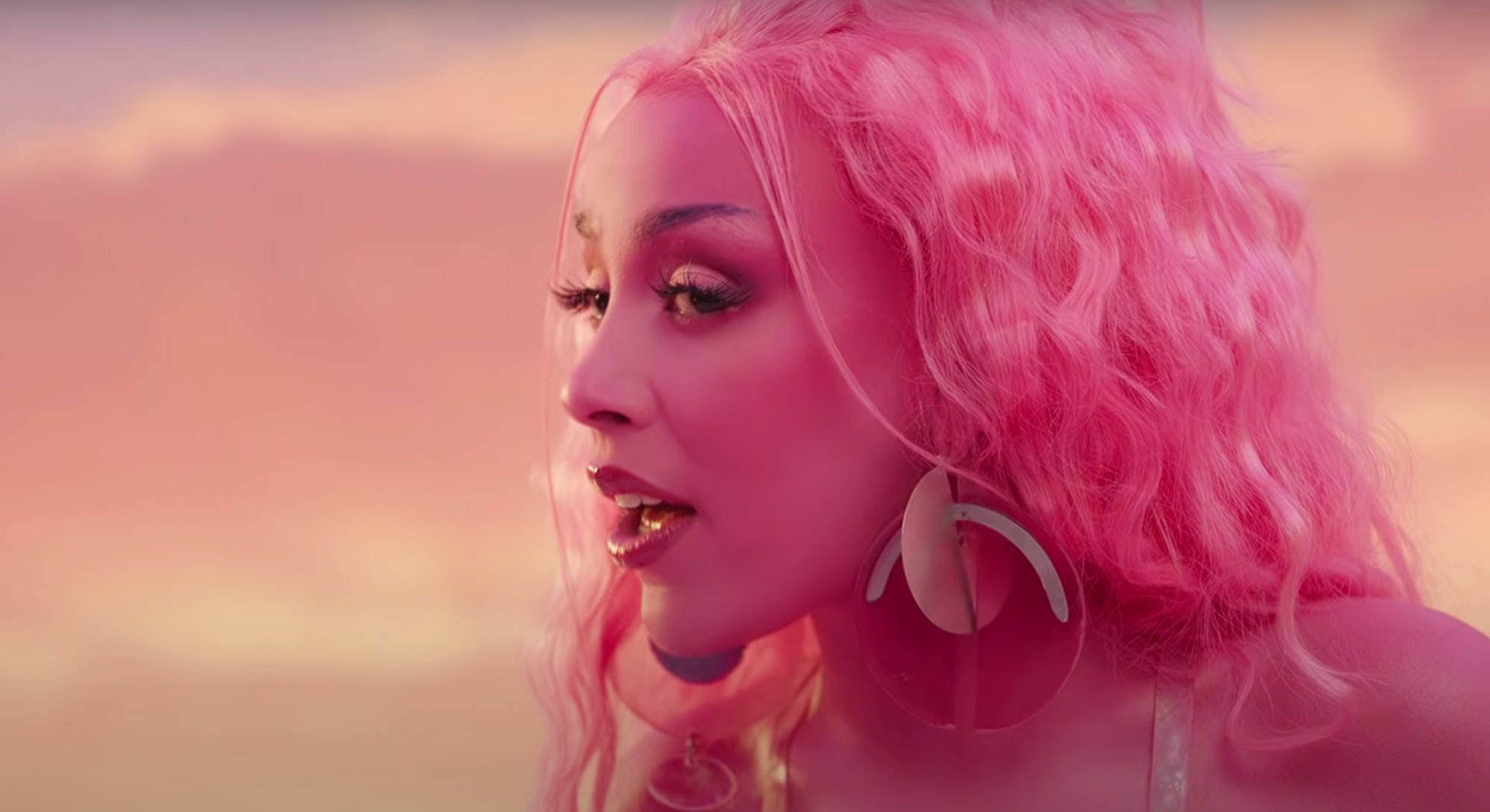 Doja Cat, vibrant pink curly hair, bold makeup, Full HD Desktop Wallpaper