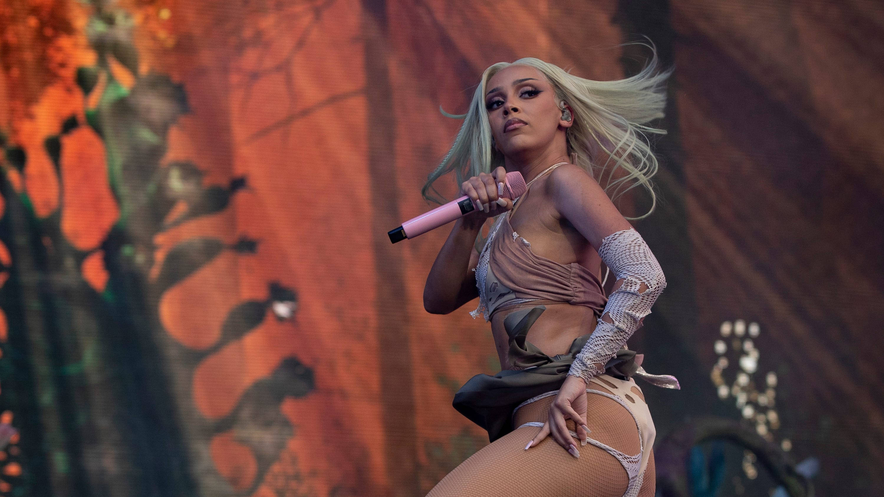 Doja Cat, blonde singer, pink microphone, 2K Desktop Wallpaper