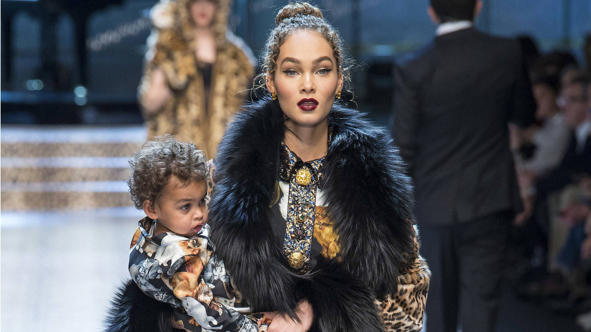 Dolce And Gabbana, black fur stole, toddler, Full HD Desktop Wallpaper