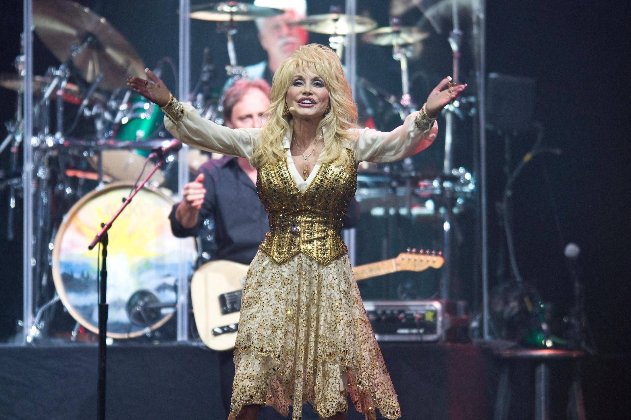 Dolly Parton, all-gold outfit, sparkling gold dress, Full HD Desktop Wallpaper