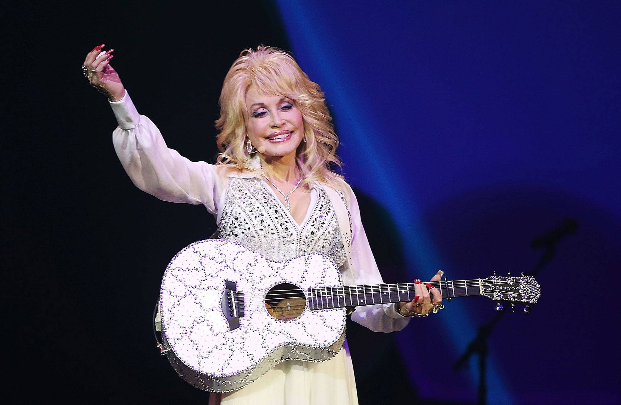 Dolly Parton, sparkling white guitar, blue stage lights, Full HD Desktop Wallpaper