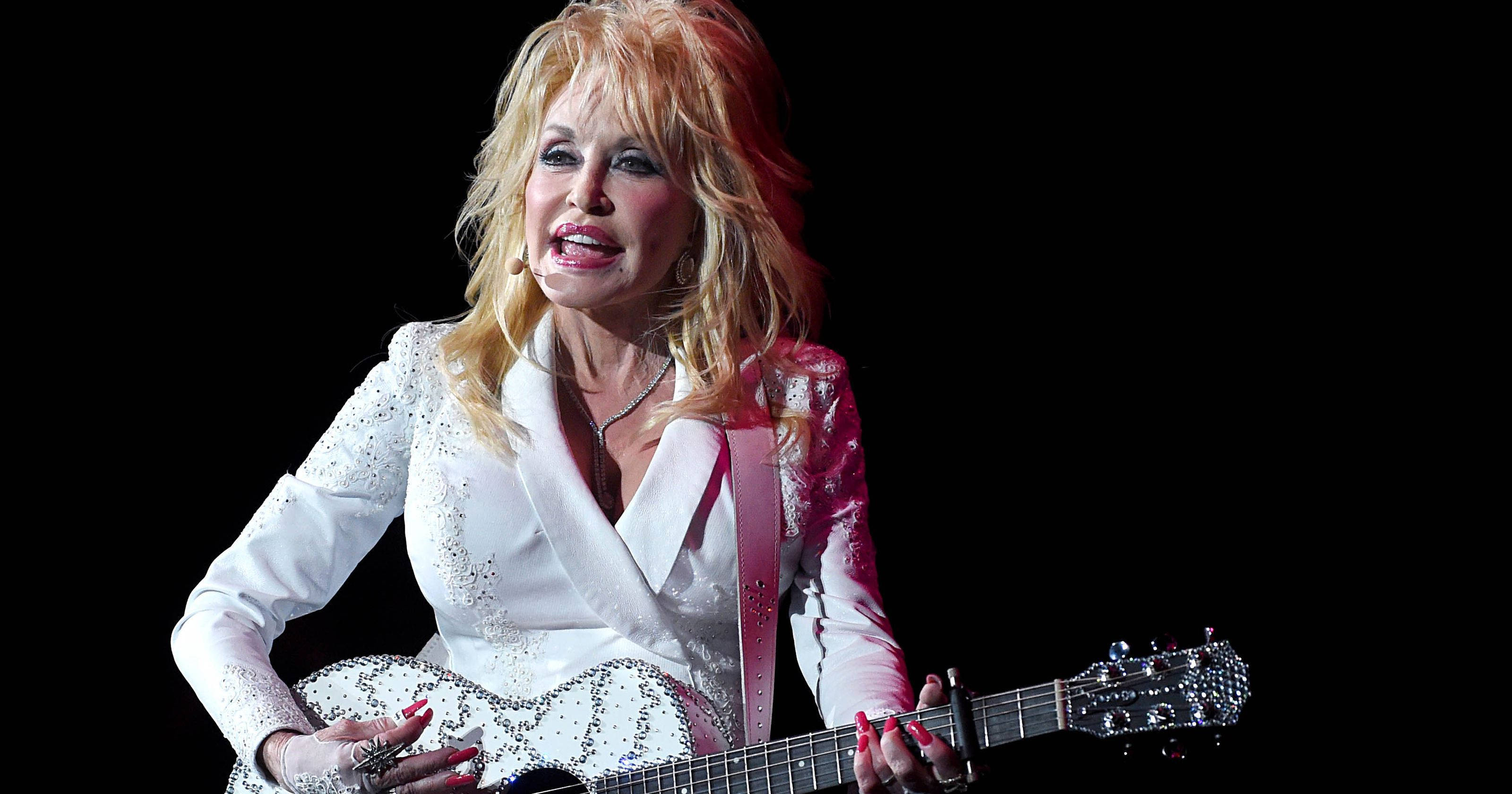 Dolly Parton, white sequin guitar, sparkling white outfit, 2K Desktop Wallpaper