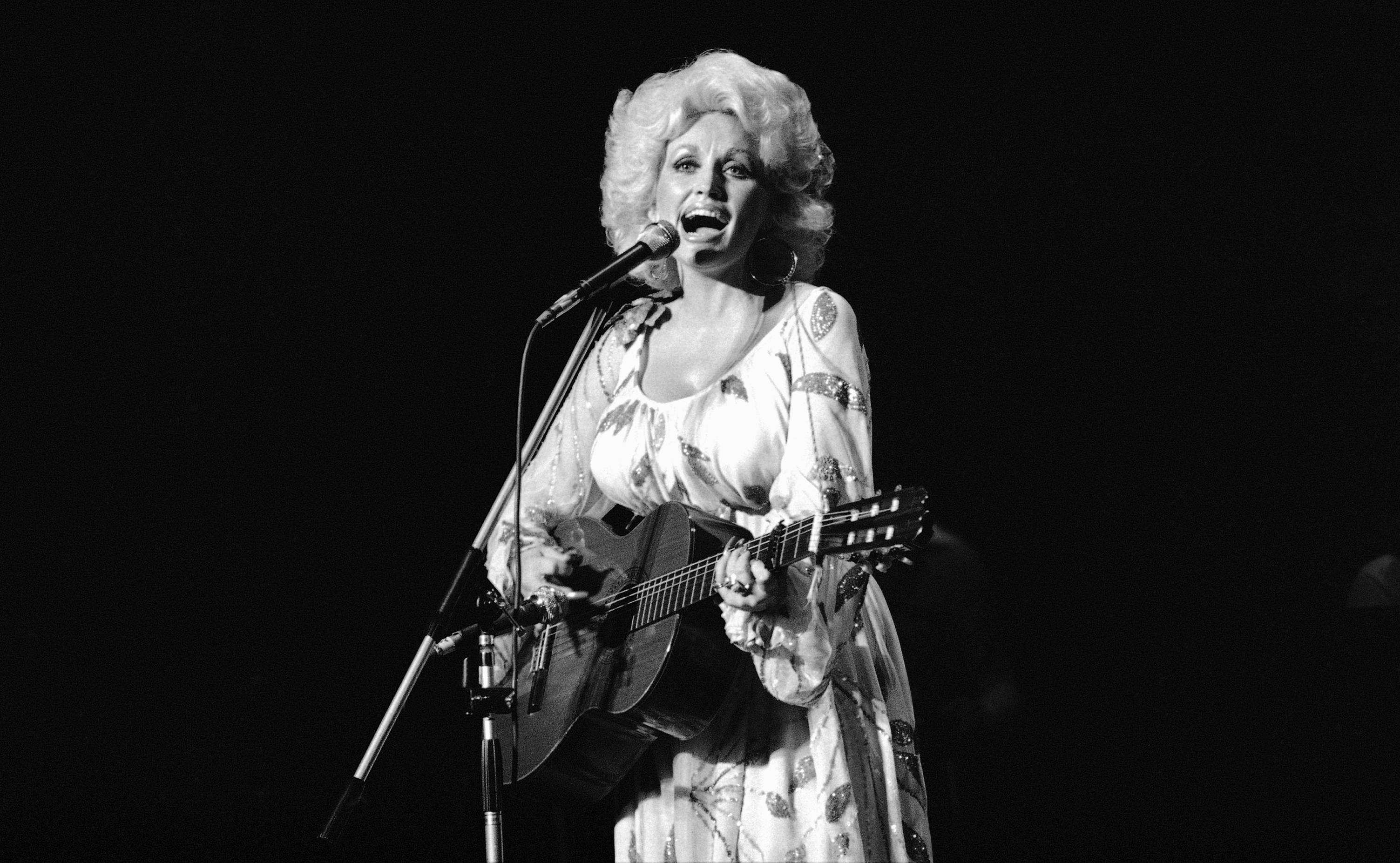 Dolly Parton, acoustic guitar, microphone, 2K Desktop Wallpaper
