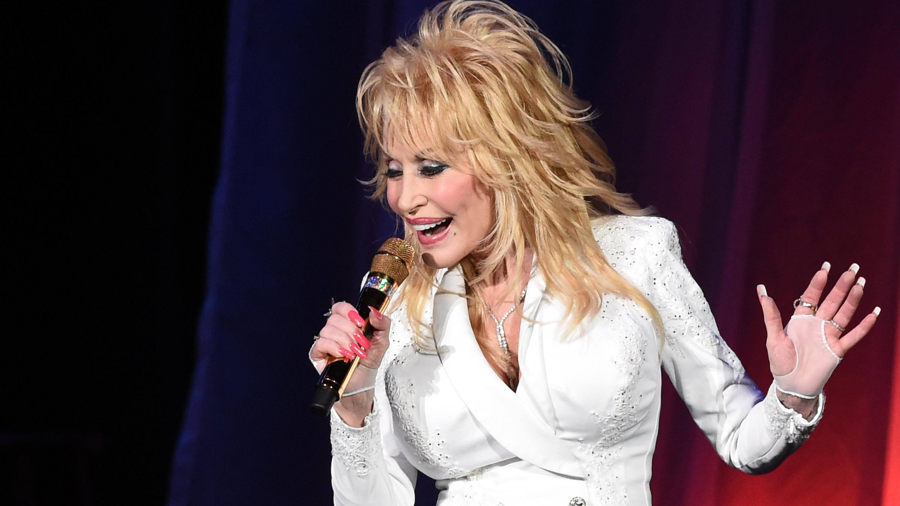 Dolly Parton, microphone, stage, 2K Desktop Wallpaper