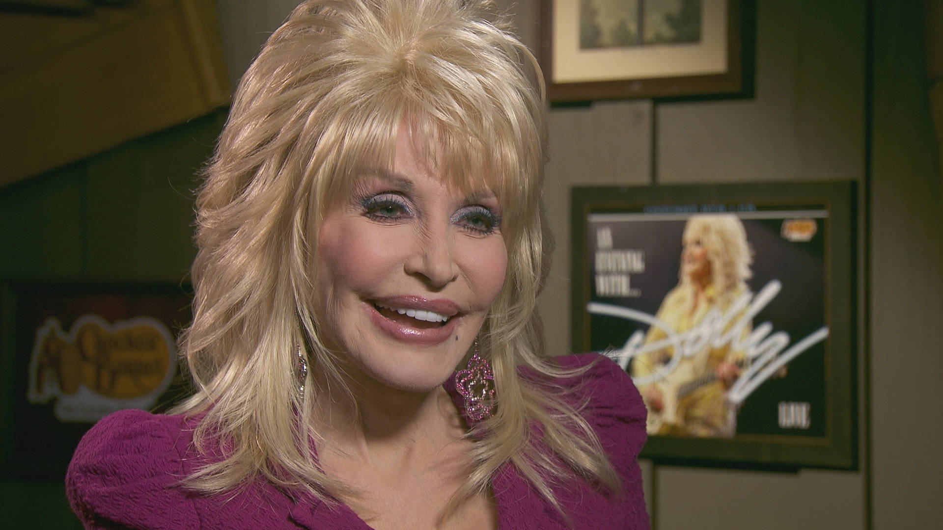 Dolly Parton, fuchsia dress, purple top, Full HD Desktop Wallpaper