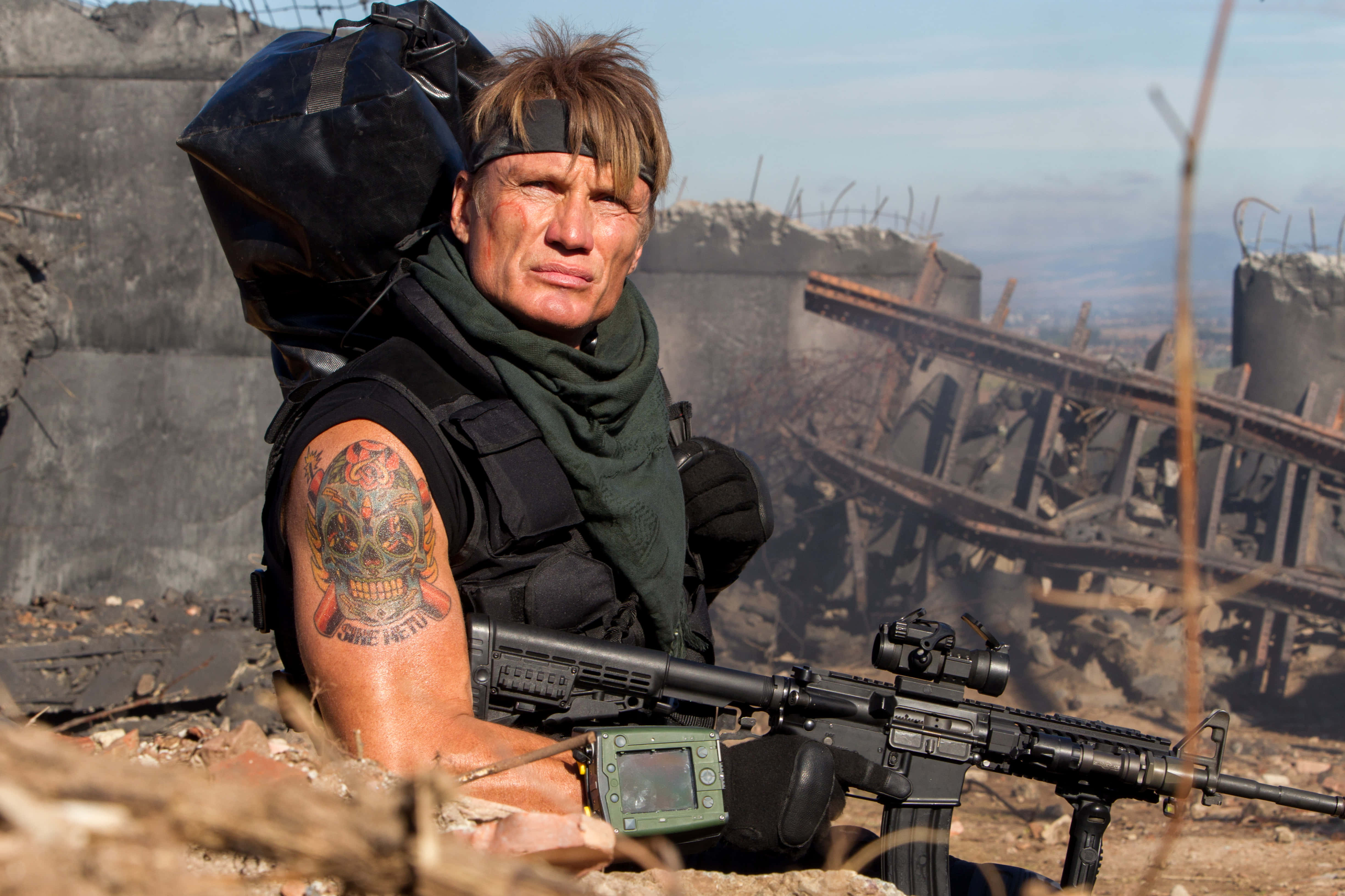 Dolph Lundgren, skull tattoo, rifle, 4K Desktop Wallpaper