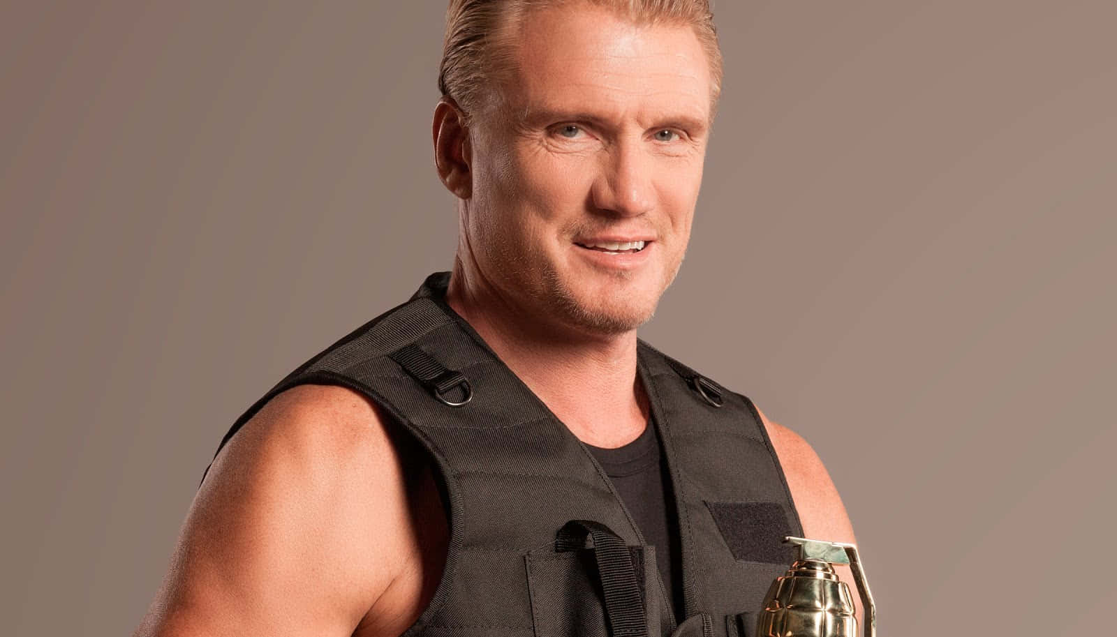 Dolph Lundgren, black tactical vest, grenade, HD Desktop Wallpaper