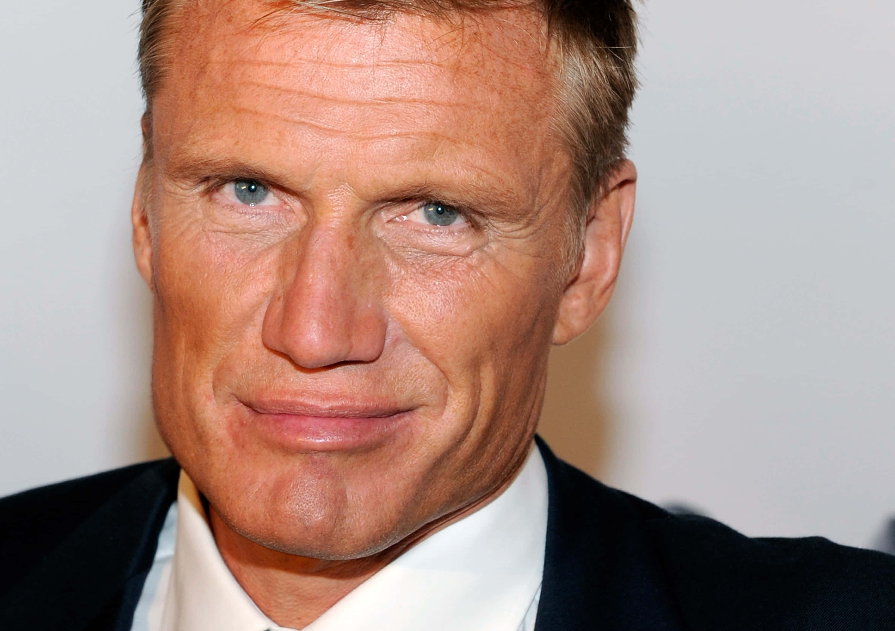 Dolph Lundgren, blue eyes, short blond hair, 2K Desktop Wallpaper