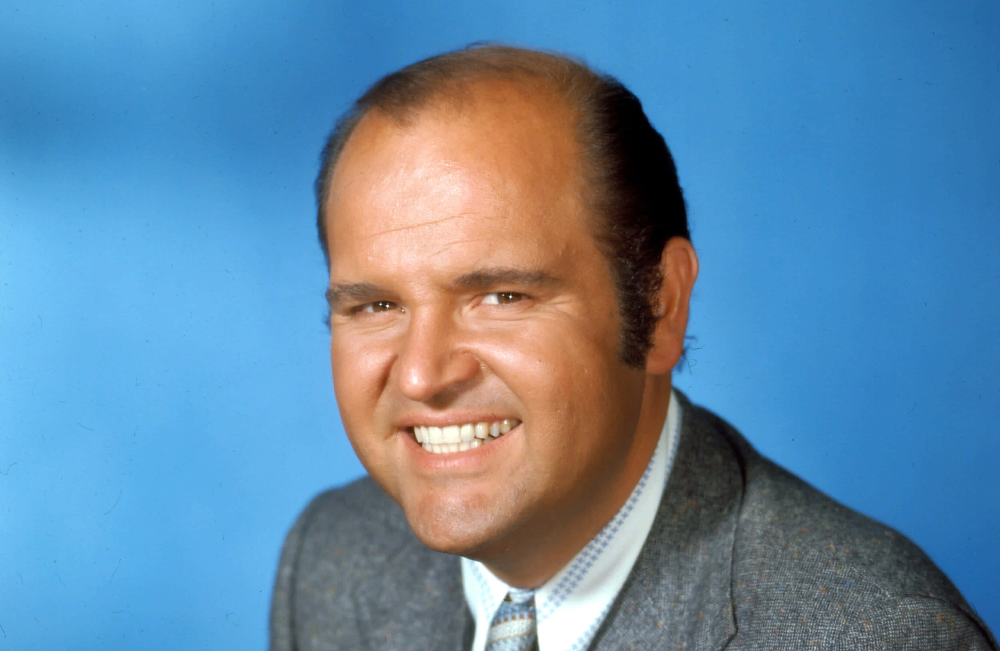Dom Deluise, solid blue studio backdrop, suit, 2K Desktop Wallpaper