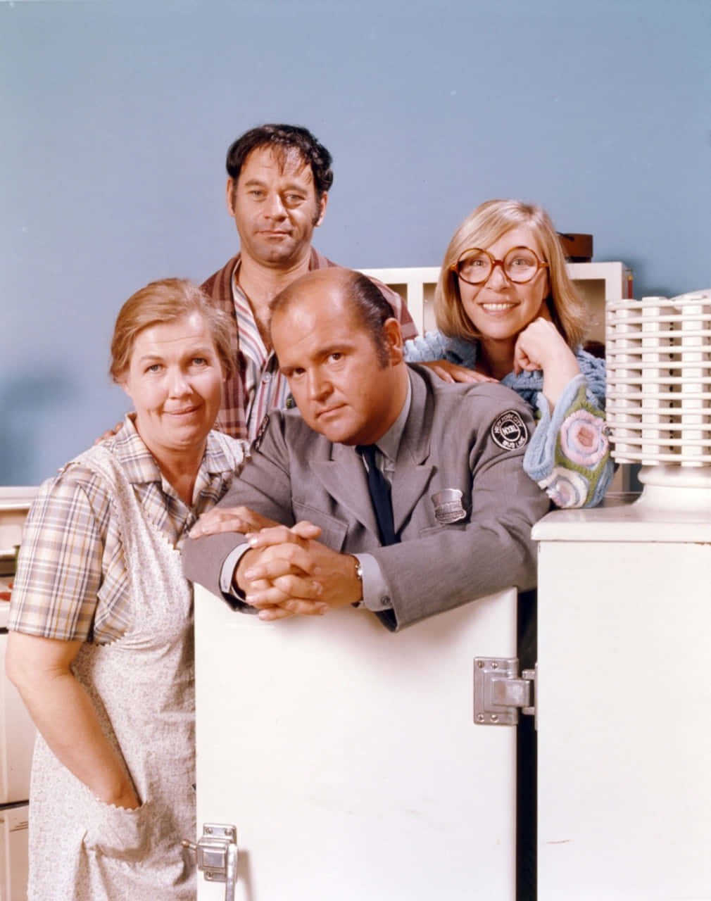 Dom DeLuise, 1970s sitcom attire, kitchen, HD Phone Wallpaper